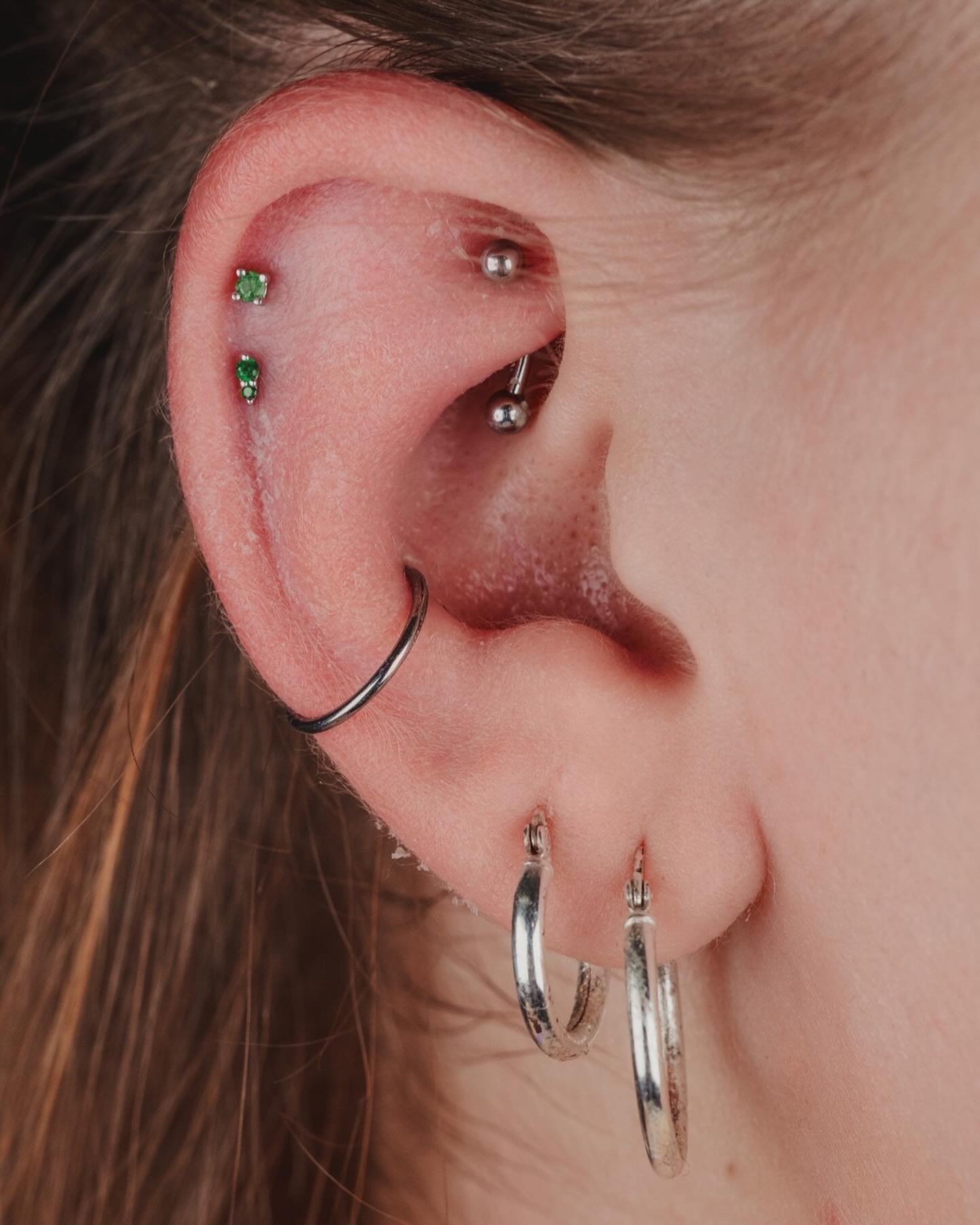 THE LIGHT🌞
 
IS SHINING
 
A perfect lil pop of green in this new double helix for Emma, with some white gold and tsavorite from Buddha and green CZ from Ember! Piercings performed by William🌿✨
 
~  @passenger.parasite ~ 
⠀⠀⠀⠀⠀⠀⠀⠀⠀
~  @emberbodyjewe