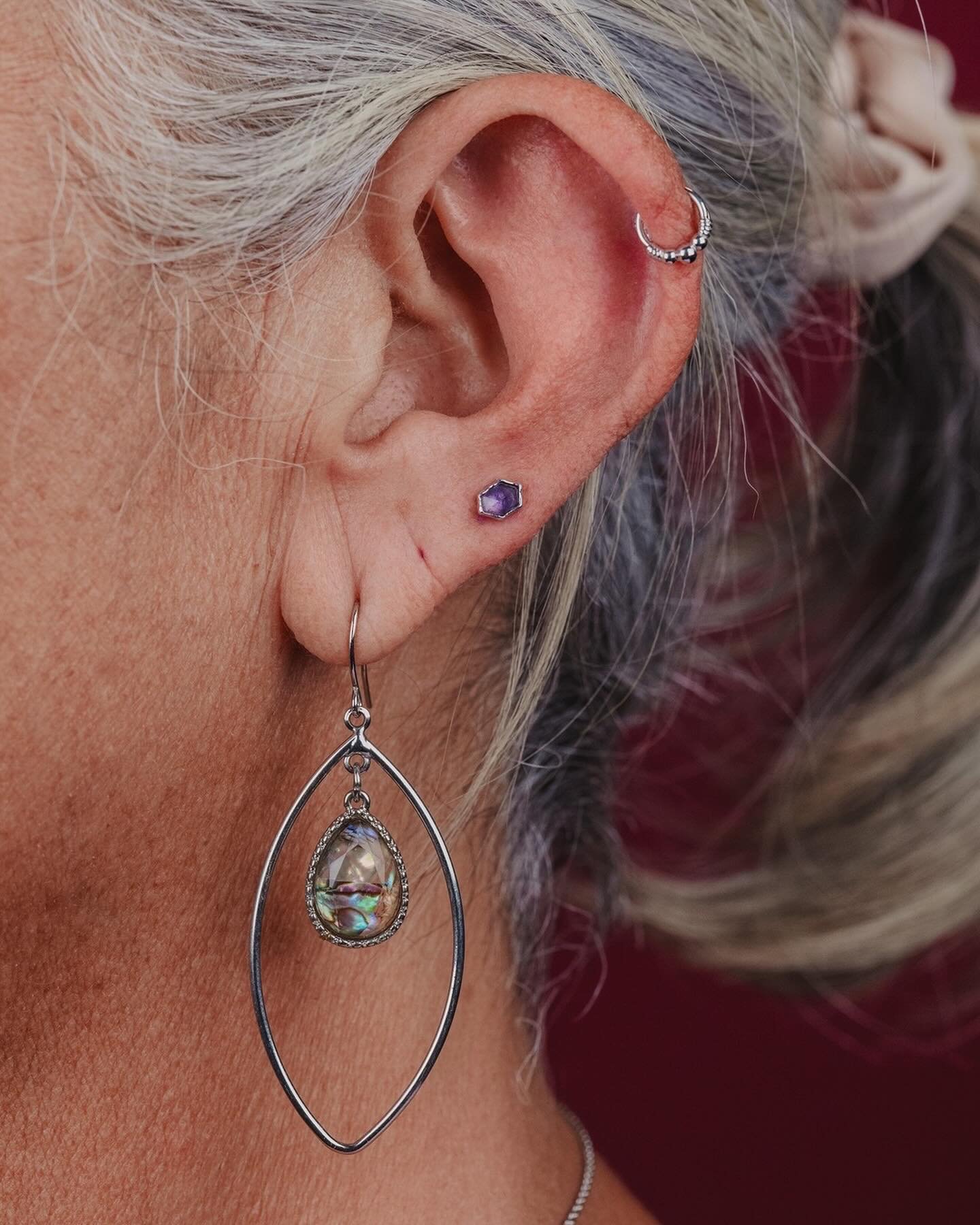 I KNOW🌊
 
YOU WELL
 
William added a bold high lobe piercing for Nina, with a big chunk of amethyst from Buddha Jewelry, as well as installing a white gold &ldquo;Myla&rdquo; ring from BVLA, and the silver tones with colorful stones all look so nice
