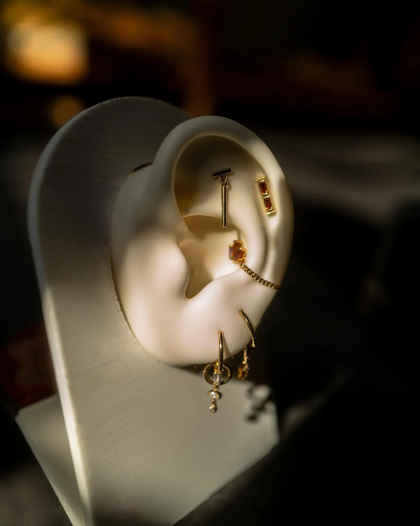 THE ROOM🐝
 
STARTS

to swing
 
 
A geometric take on a curation-with purple and oranges for complimentary colors and baguette cut stones for some extra sharpness❤️&zwj;🔥This ear was put together by Kade with pieces from @bvla , @tetherjewelry , @qu