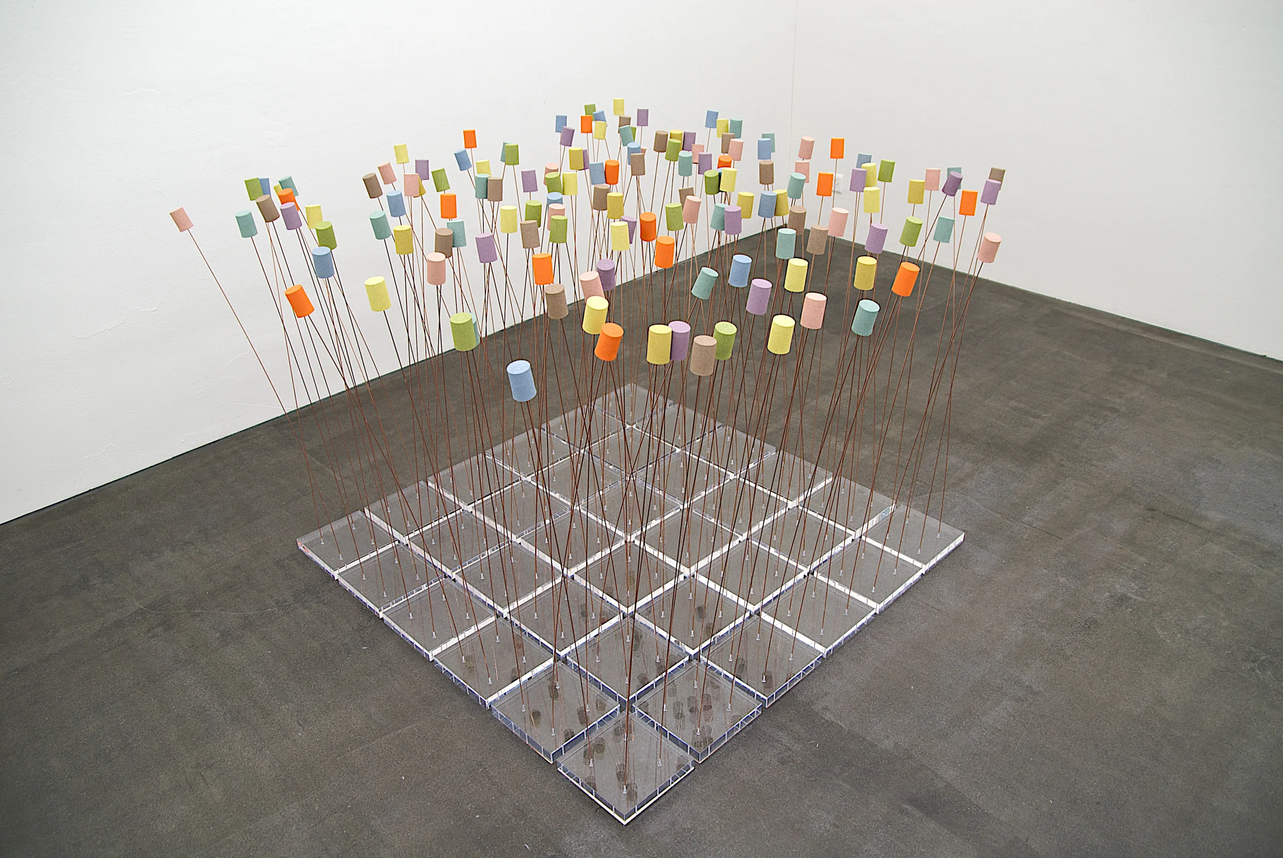 boden-installation 07/2012 "recycling I" - 140 x 140 cm (variabel) - acrylglas, kupferdraht / bemalte schaumstoffrollen