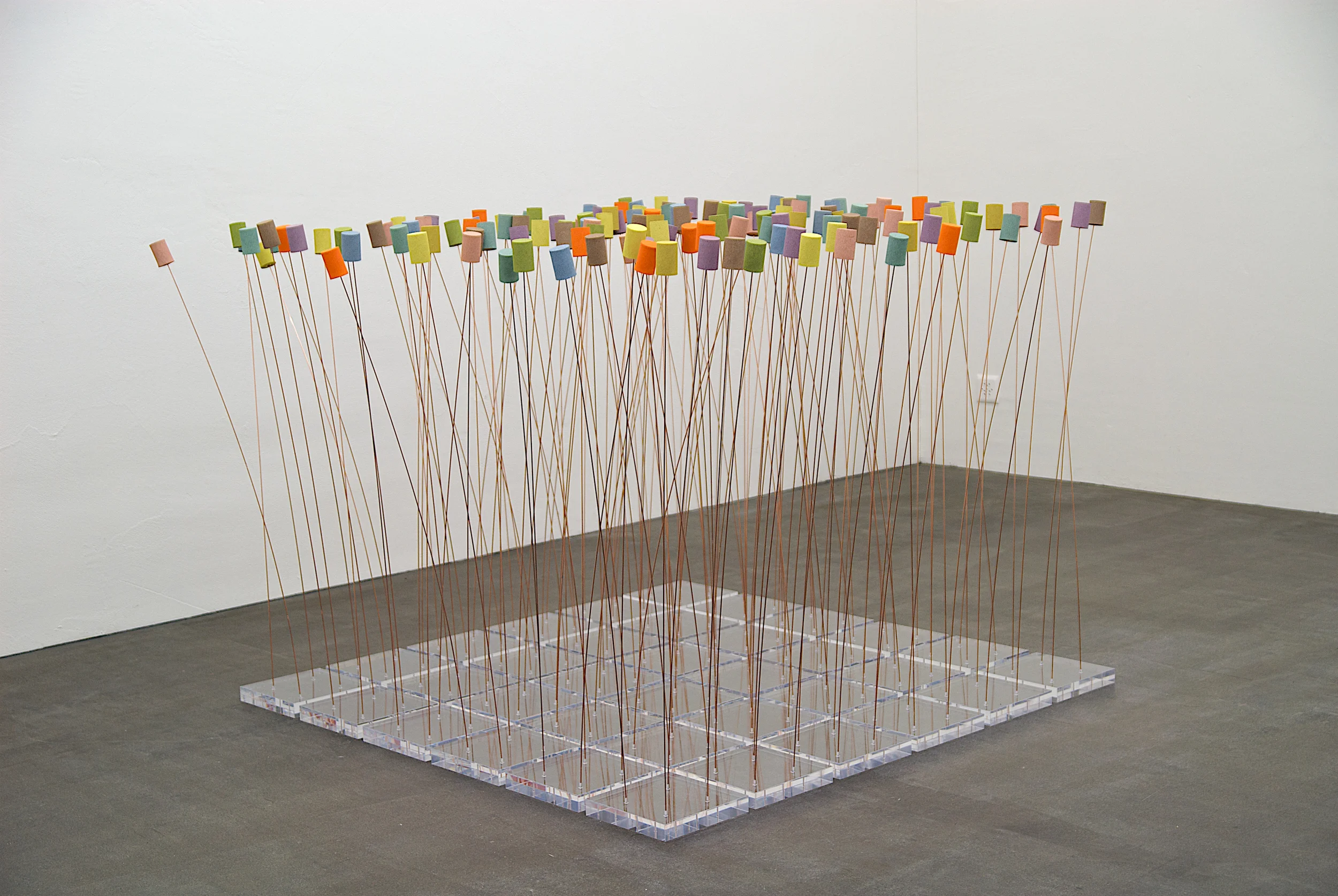 boden-installation 07/2012 "recycling I" - 140 x 140 cm (variabel) - acrylglas, kupferdraht / bemalte schaumstoffrollen