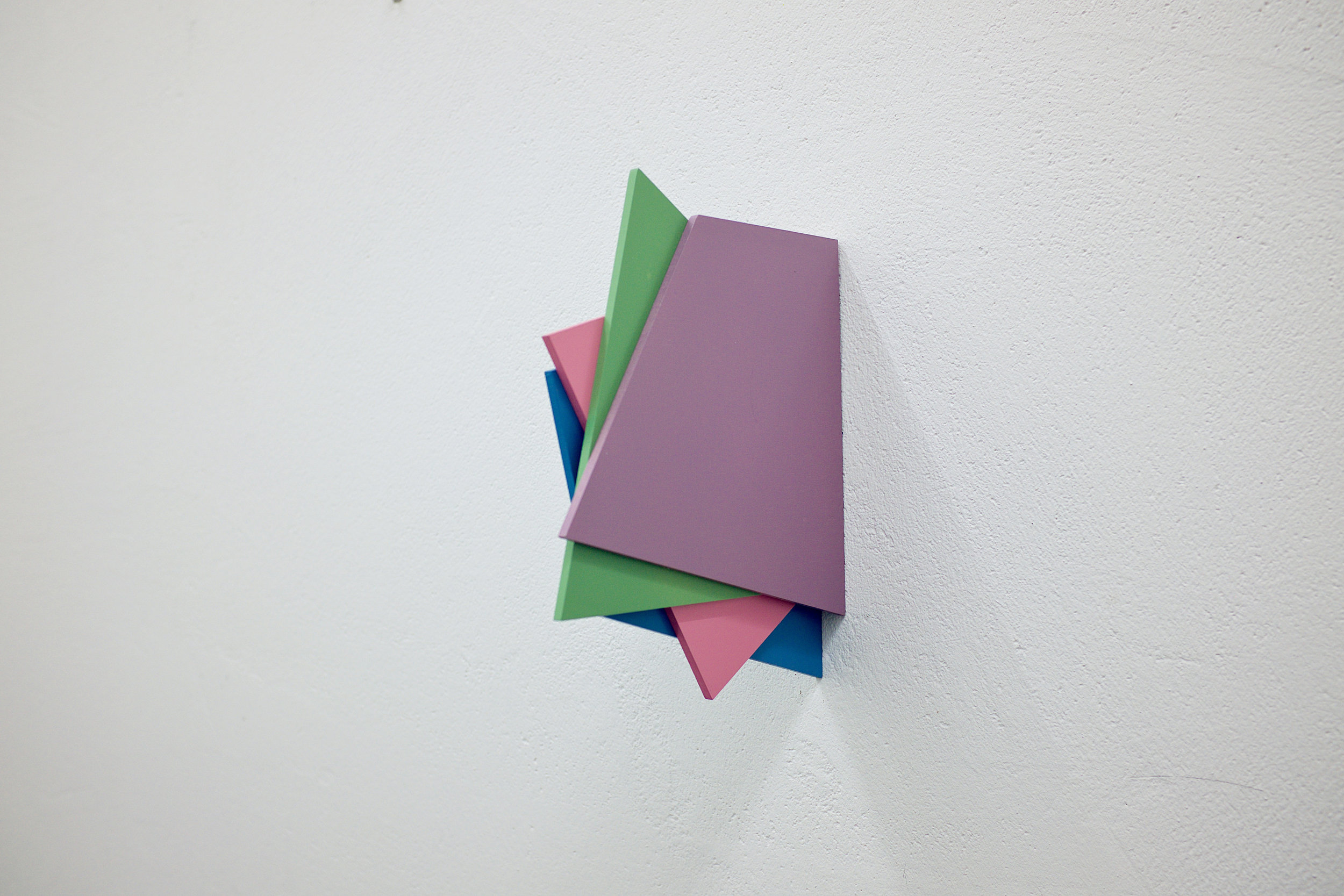  multiple nr. 2.1-4/2016 (trapez) - kunstharz auf mdf - 23 x 20 x 2 cm 180 grad drehbar 