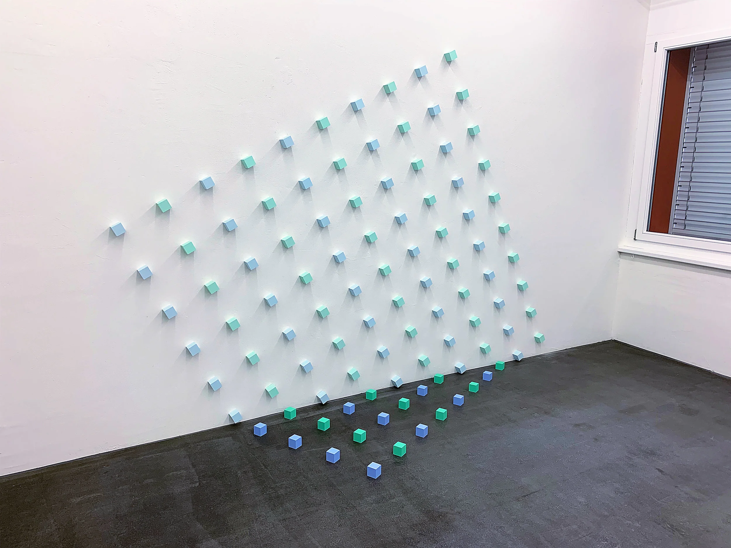 Boden-Wand-Installation „ Quadrat 1“ (mit Kuben, 5 x 5 x 5 cm) 1991 - 2019, MDF, Acryl, Stahlnägel H: 219,15 cm, B: 301 cm, T: 81,9 cm