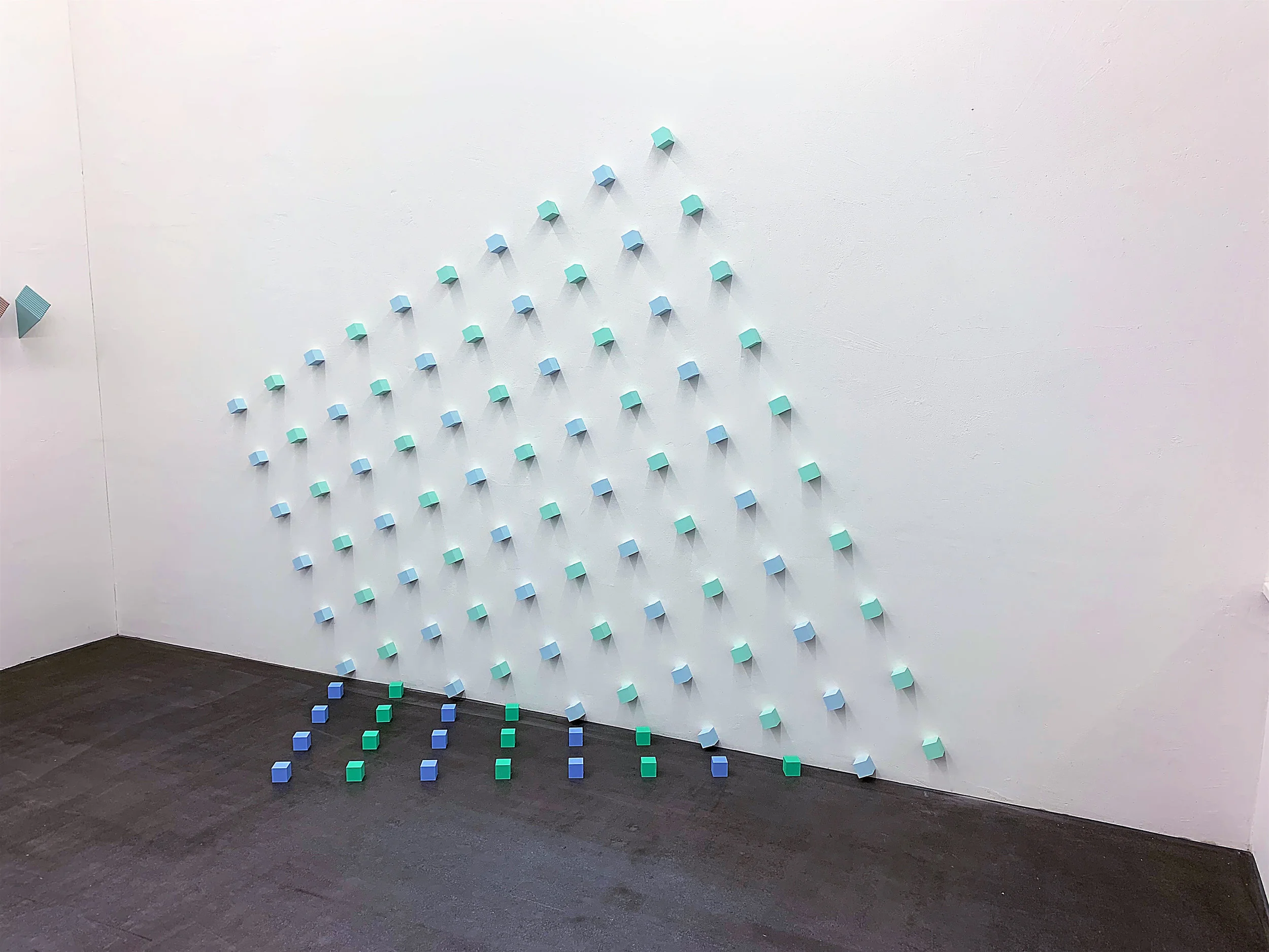 Boden-Wand-Installation „ Quadrat 1“ (mit Kuben, 5 x 5 x 5 cm) 1991 - 2019, MDF, Acryl, Stahlnägel H: 219,15 cm, B: 301 cm, T: 81,9 cm