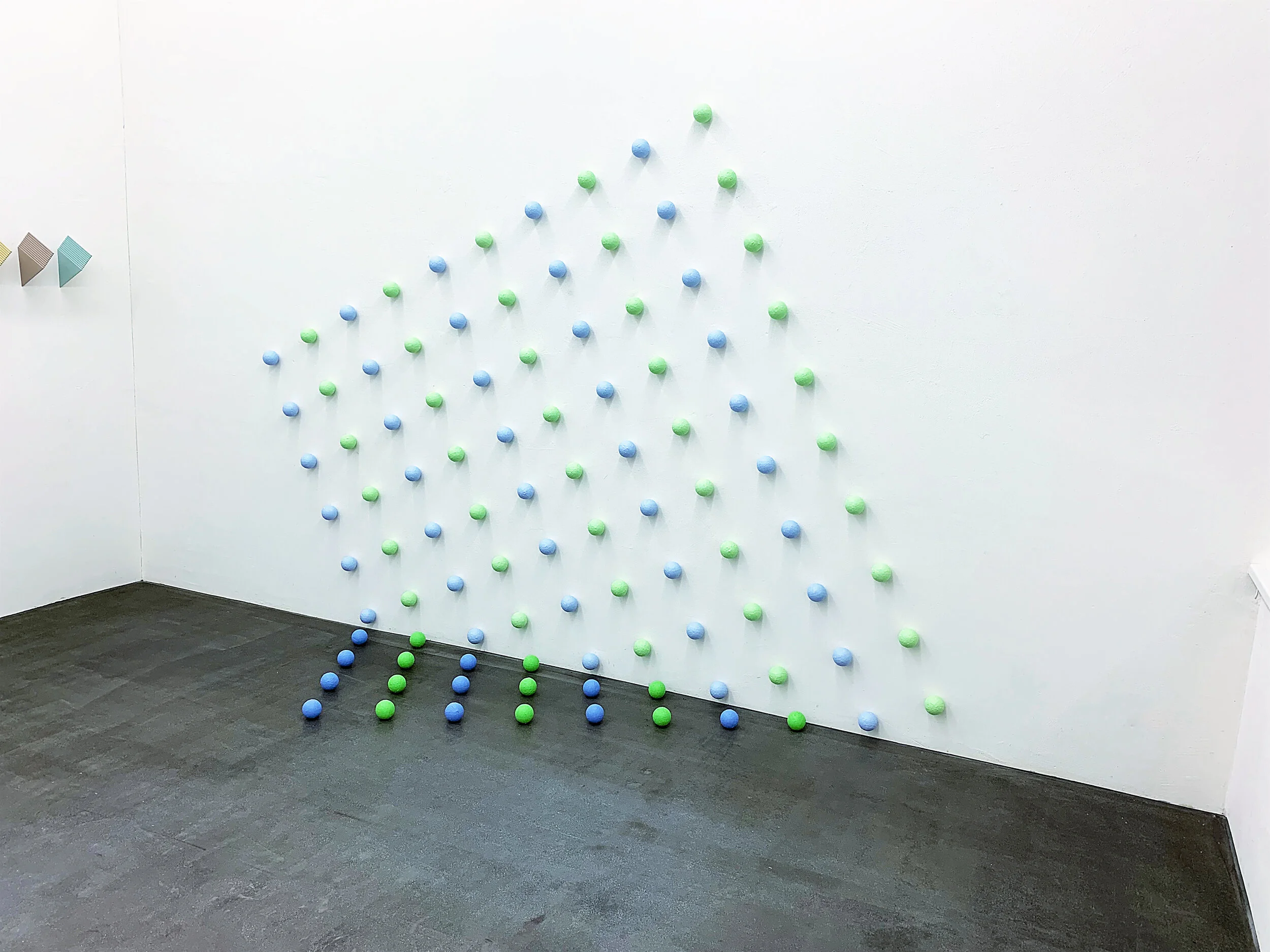 Boden-Wand-Installation „ Quadrat 2“ (mit Kugeln, Durchmesser 7cm) 2019, Styropor, Klebeband, Acryl, Magnete H: 219,15 cm, B: 301 cm, T: 81,9 cm