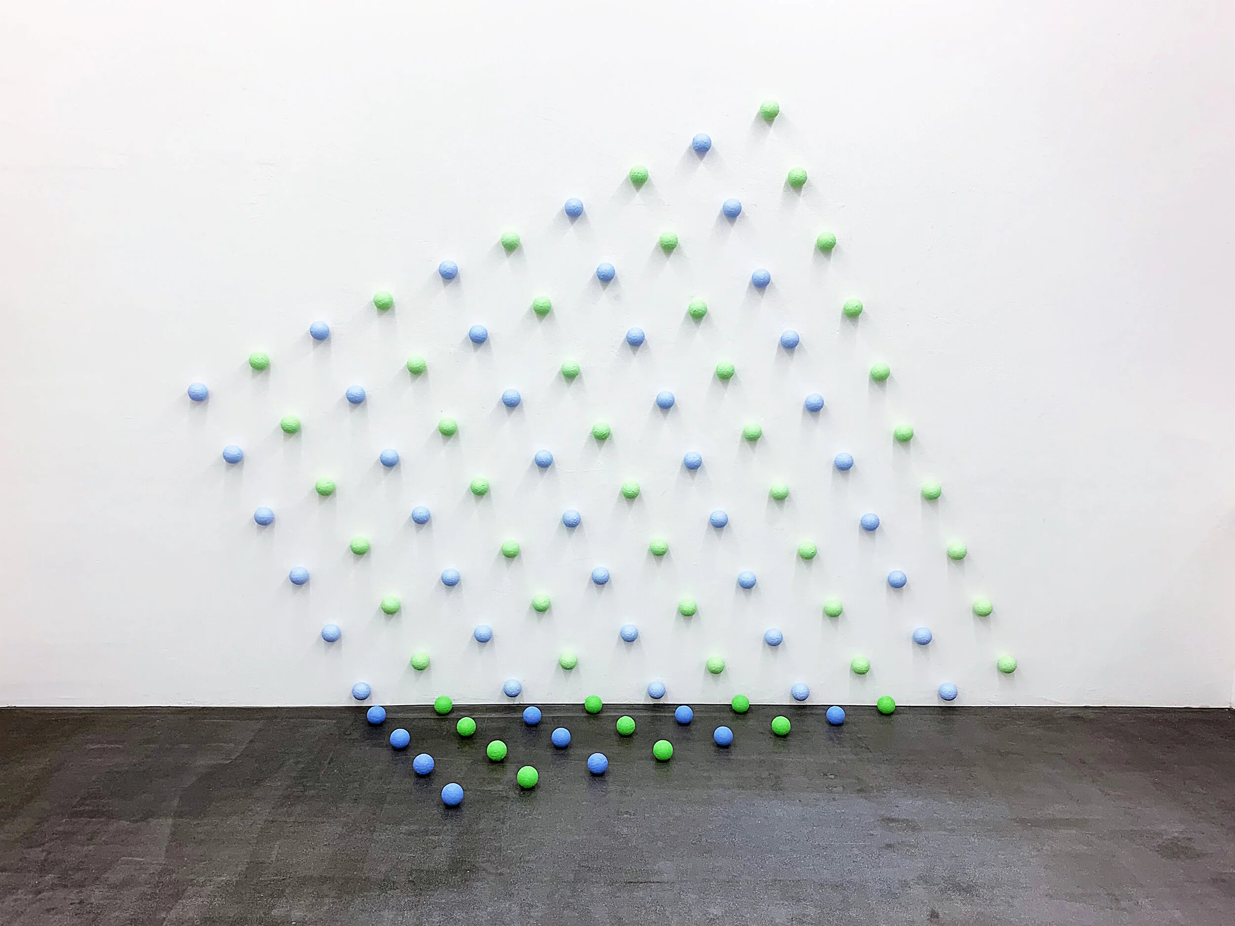 Boden-Wand-Installation „ Quadrat 2“ (mit Kugeln, Durchmesser 7cm) 2019, Styropor, Klebeband, Acryl, Magnete H: 219,15 cm, B: 301 cm, T: 81,9 cm