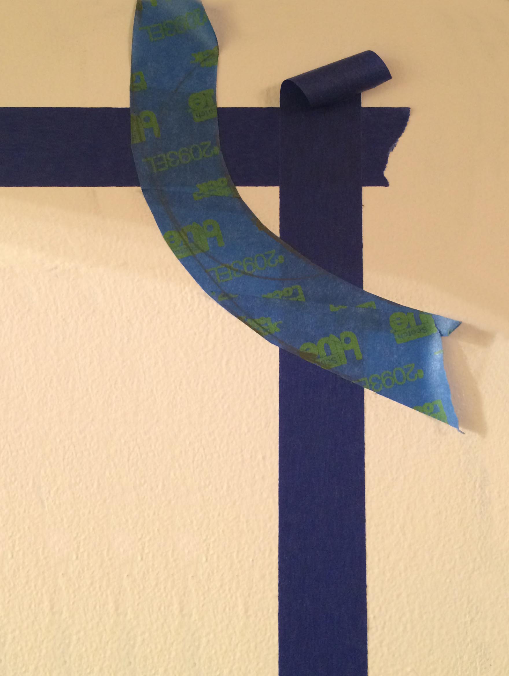 Look VERY CLOSELY at the curve tape bit and y'all can see it's actually several pieces of tape overlapping...