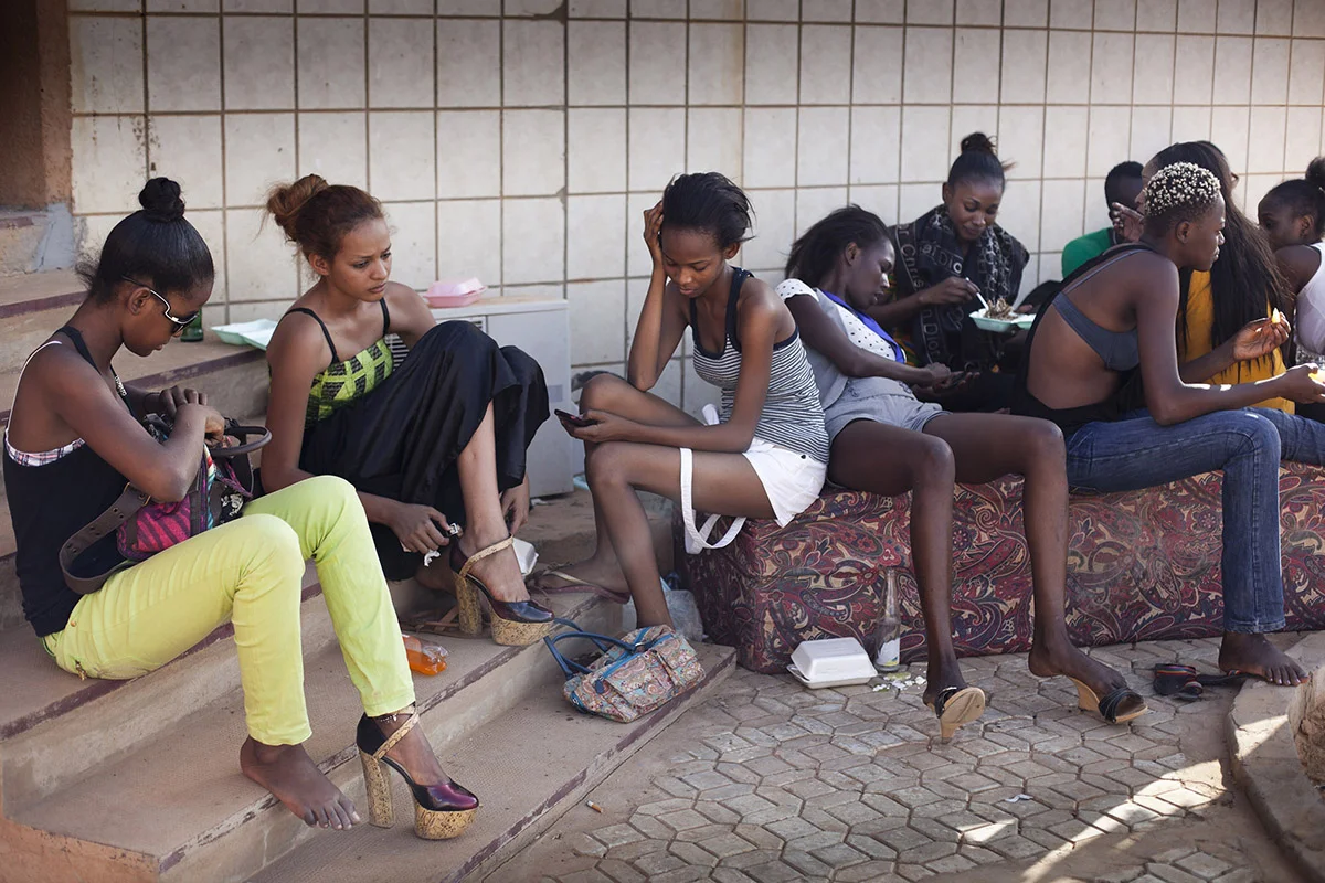 2 YOUNG AFRICAN MODELS_NIGER_FASHION_HECTOR MEDIAVILLA_08.jpg