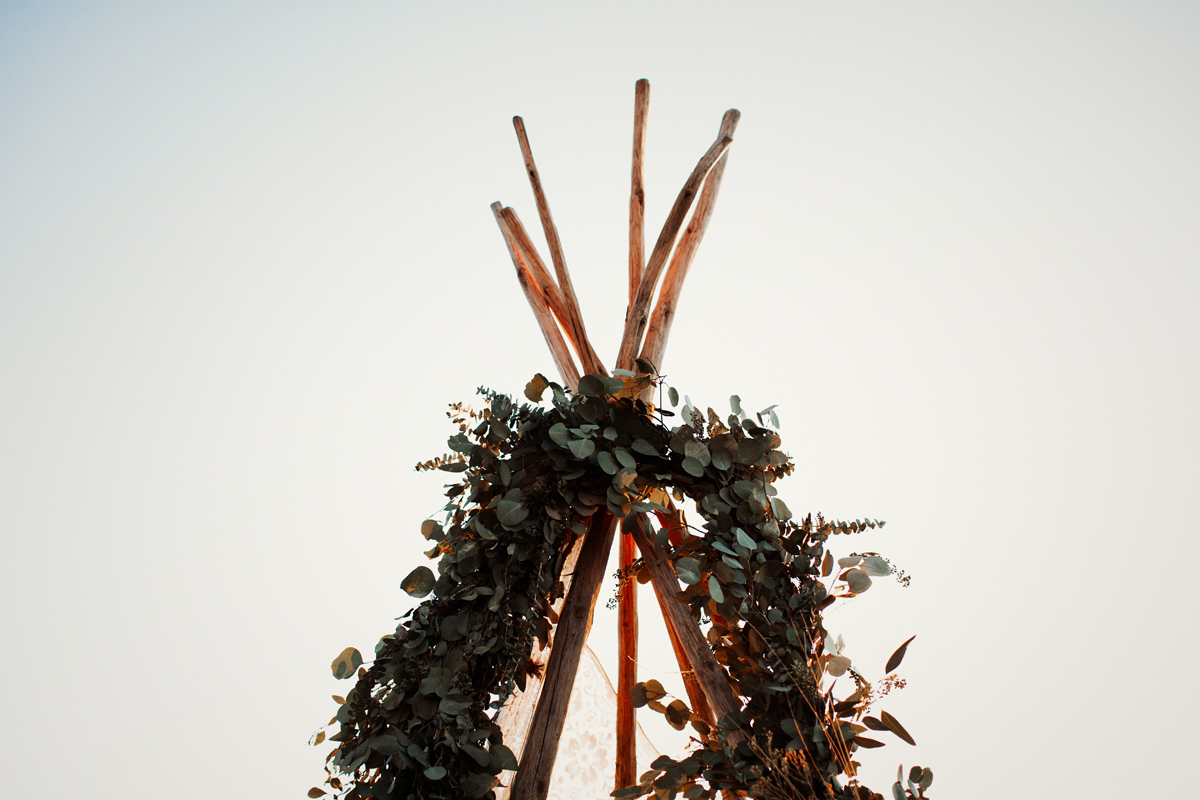 albuquerque-new-mexico-destination-bohemian-boho-teepee-wedding-desert-floral-liz-anne-photography