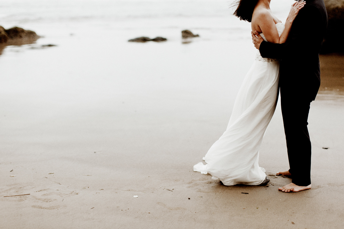 oregon-coast-hug-point-elopement-wedding-portraits-portland-beach-fog-photographer-elizabeth-wells-photography
