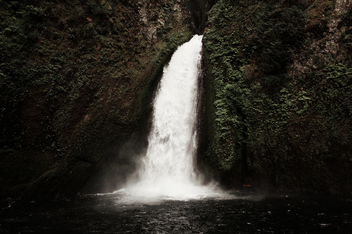 oregon-wahclella-falls-waterfall-engagement-elopement-session-elizabeth-wells-photography