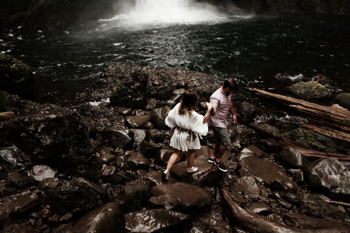 oregon-wahclella-falls-waterfall-engagement-elopement-session-elizabeth-wells-photography