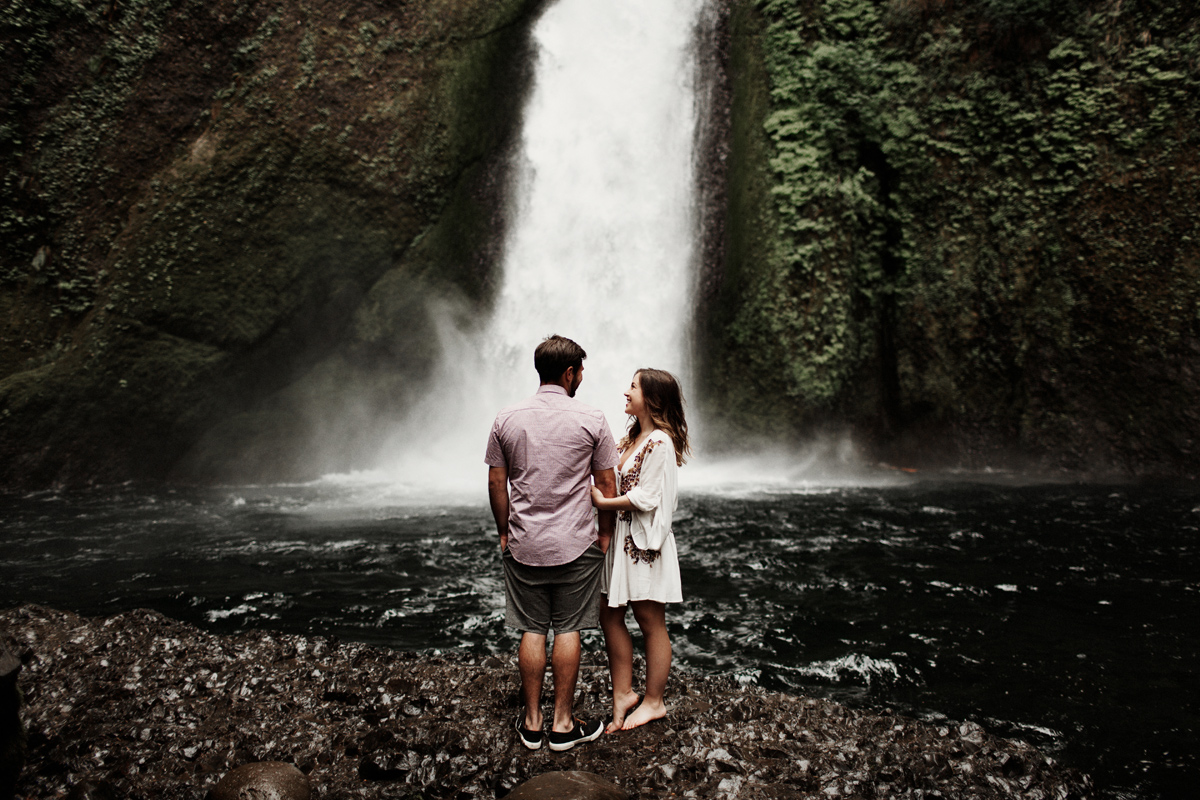 oregon-wahclella-falls-waterfall-engagement-elopement-session-elizabeth-wells-photography