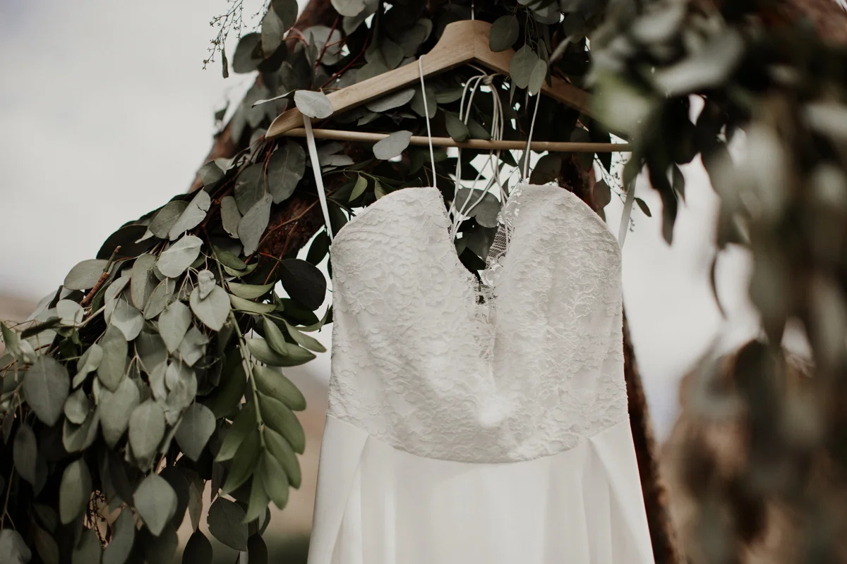 colorado-photographer-palisade-bohemian-vineyard-intimate-wedding-national-monument-rue-de-seine-stonewood-vintage-elizabeth-wells-photography