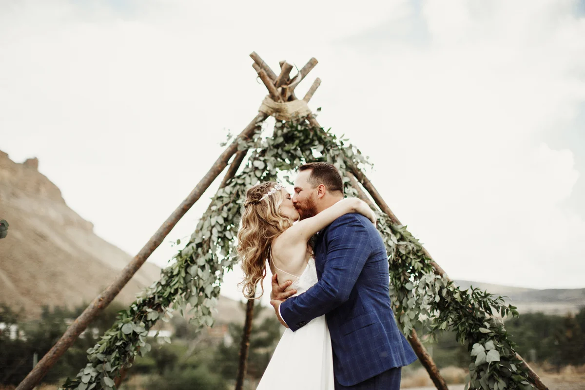 colorado-photographer-palisade-bohemian-vineyard-intimate-wedding-national-monument-rue-de-seine-stonewood-vintage-elizabeth-wells-photography