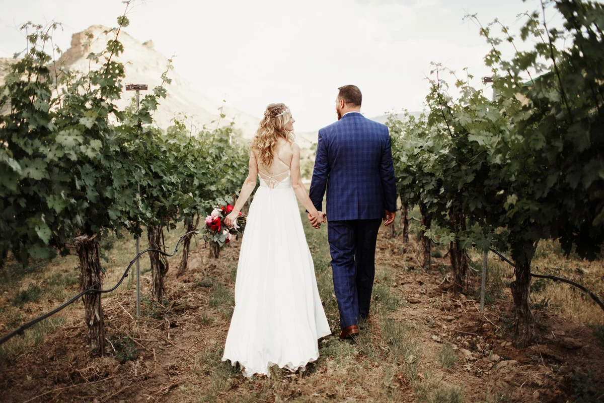 colorado-photographer-palisade-bohemian-vineyard-intimate-wedding-national-monument-rue-de-seine-stonewood-vintage-elizabeth-wells-photography