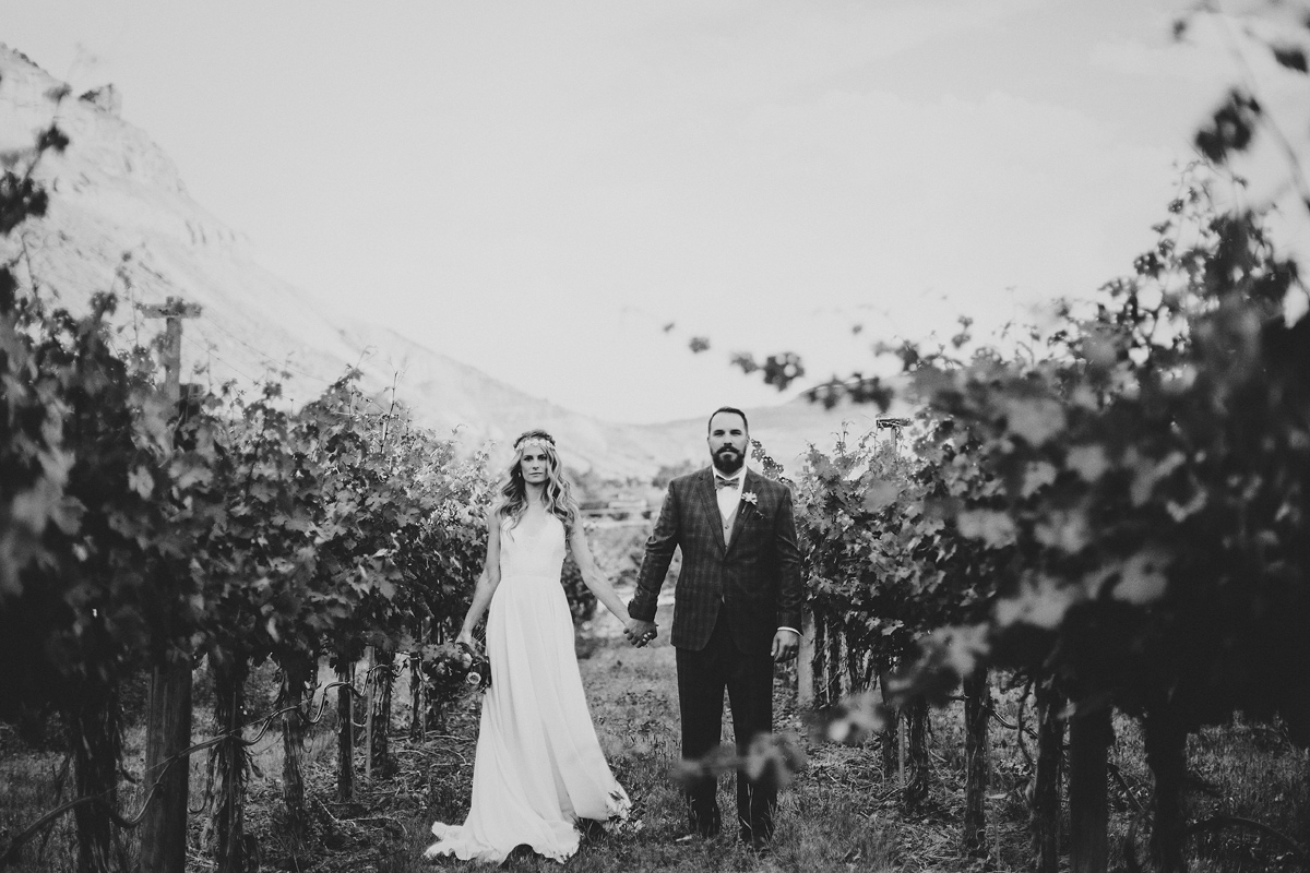 colorado-photographer-palisade-bohemian-vineyard-intimate-wedding-national-monument-rue-de-seine-stonewood-vintage-elizabeth-wells-photography