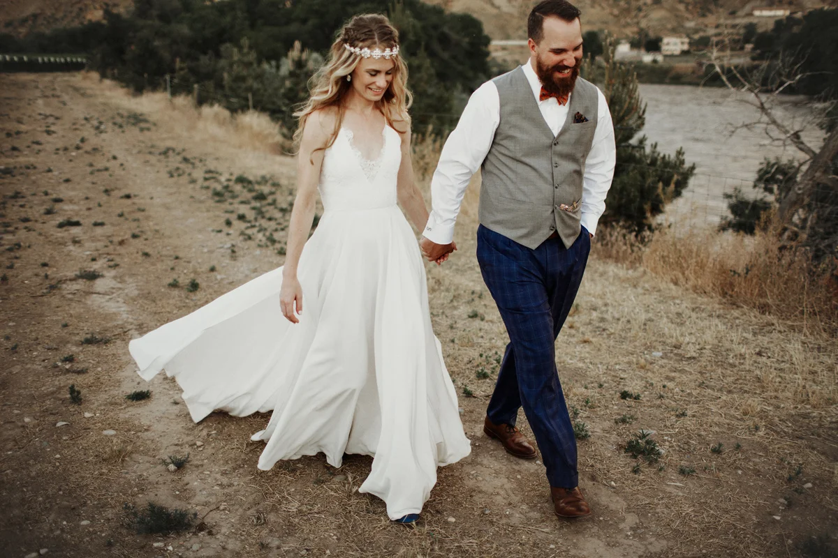 colorado-photographer-palisade-bohemian-vineyard-intimate-wedding-national-monument-rue-de-seine-stonewood-vintage-elizabeth-wells-photography