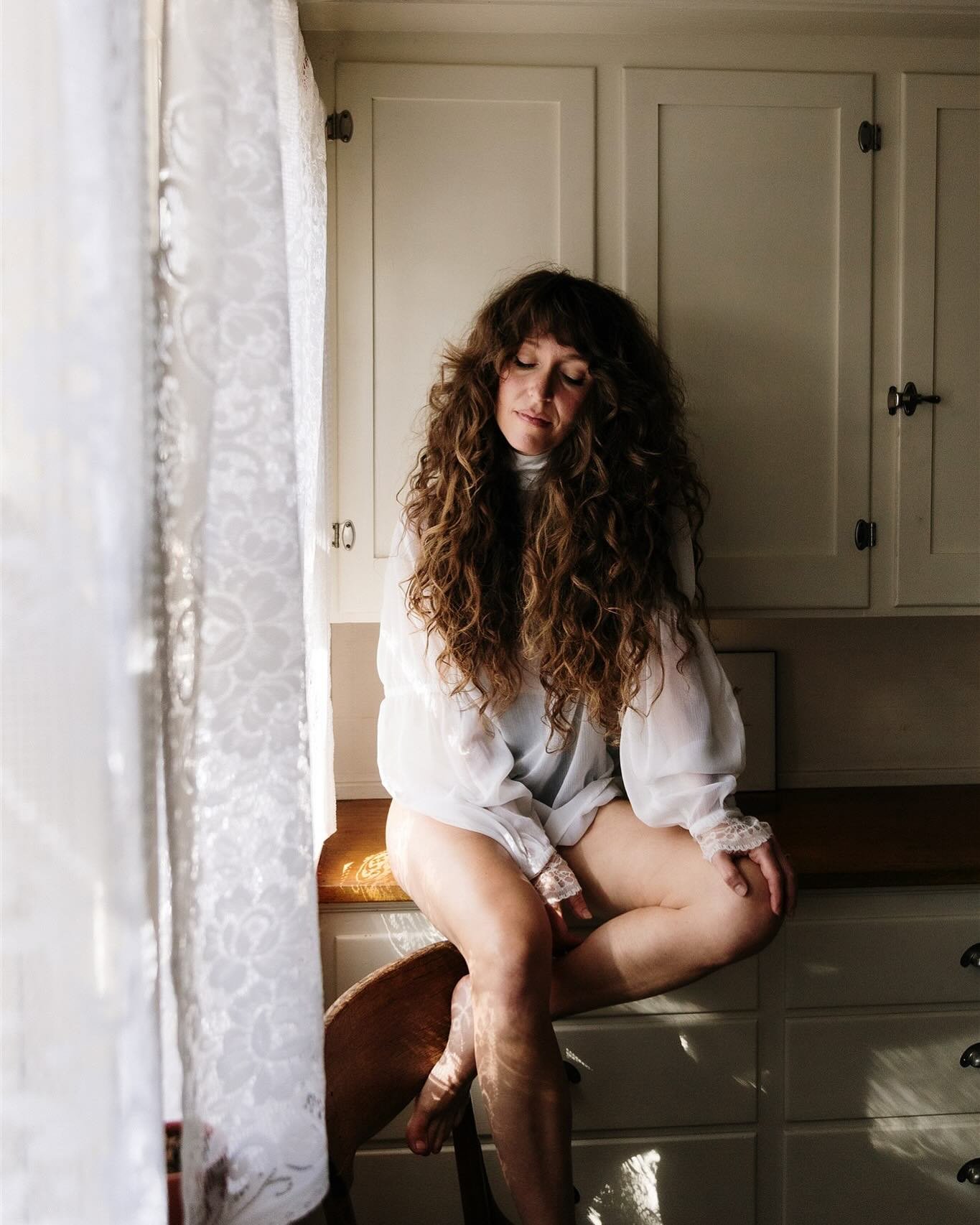hangs with Annie in her dreamy little kitchen