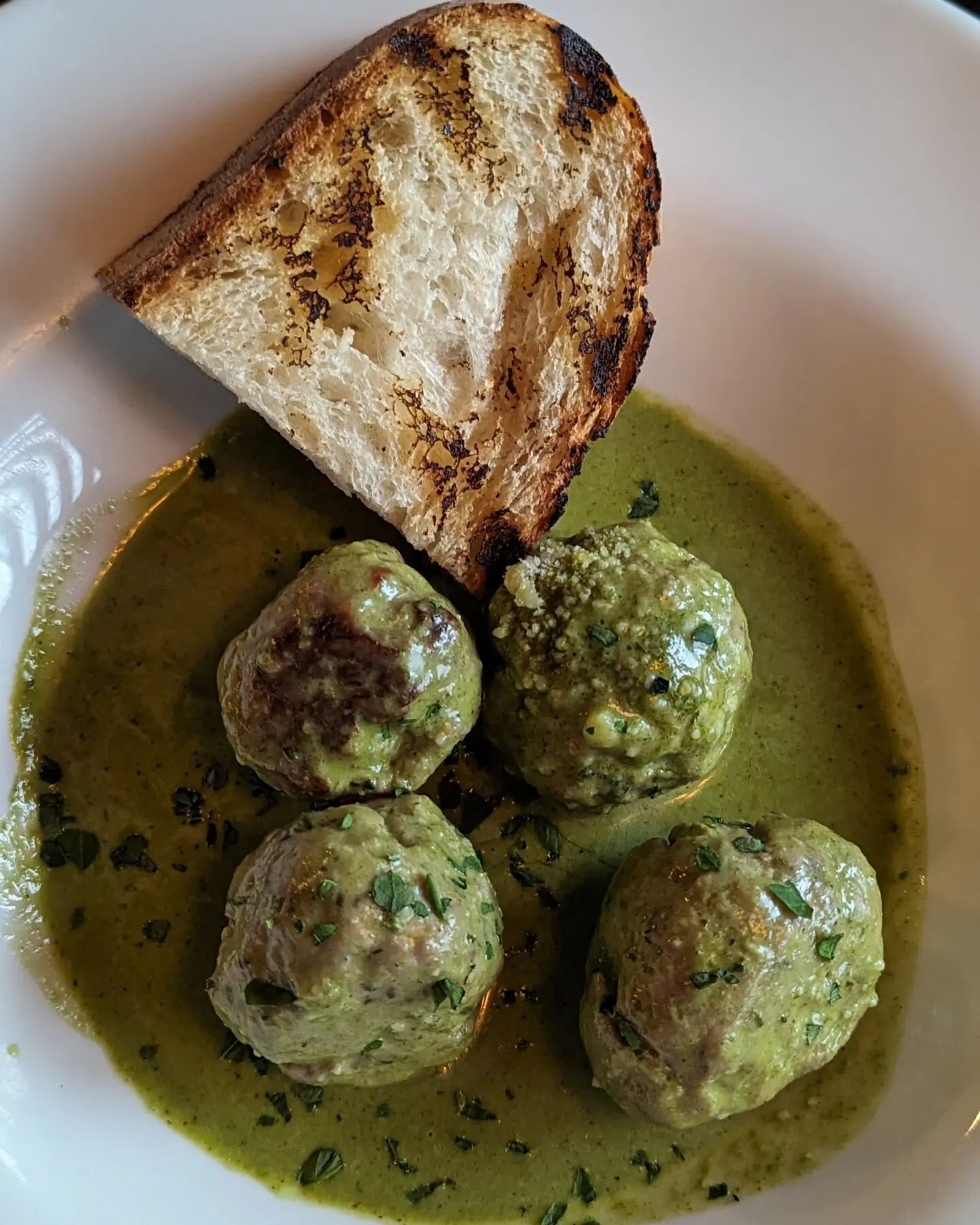 🌿 Delicious!  Meatballs, pesto sauce &amp; garlic bread. 🧄

☎️ (914) 835-6199 for take-out &amp; reservations.
📍Harrison, NY

#trattoriavivolo #cucinaitaliana #vivolo #harrison #pesto #meatballs #westchestereats #harrisonny #lohudfood #italian #it