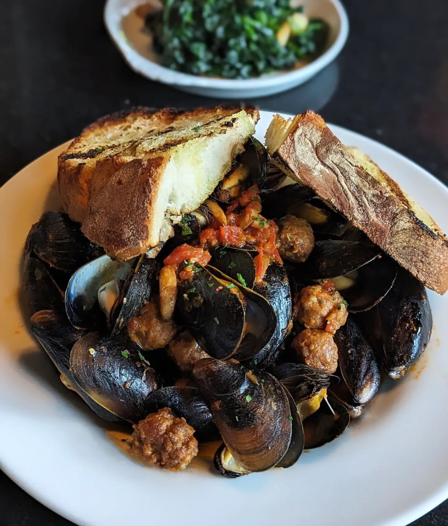 🔥 Spicy goodness! Mussels Fra Diavolo with spicy sausage and garlic bread.🍴

☎️ (914) 835-6199 for take-out &amp; reservations.
📍Harrison, NY

#trattoriavivolo #cucinaitaliana #vivolo #harrison #mussels #fradiavolo #westchestereats #harrisonny #lo