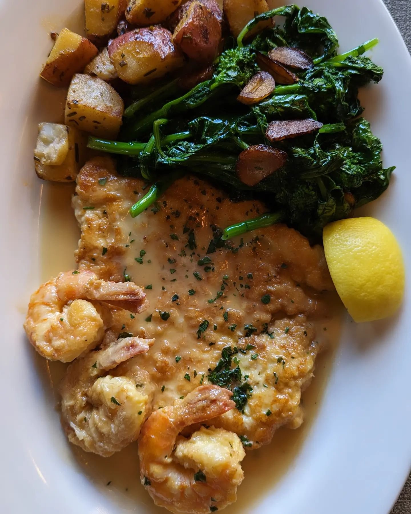 🌿 Pollo &amp; Shrimp Francese with sauteed broccoli rabe and roasted potatoes. 🍤 

☎️ (914) 835-6199 for take-out &amp; reservations.
📍Harrison, NY

#trattoriavivolo #cucinaitaliana #vivolo #harrison #westchestereats #harrisonny #lohudfood #italia