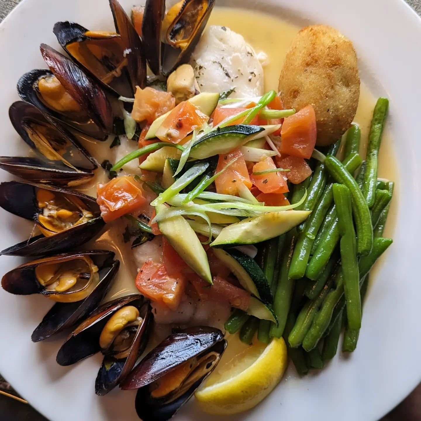 A Shore Thing: Our Fresh Catch of the Day. 🐟 Sea Bass with mussels, tomatoes, scallions, zucchini, lemon &amp; white wine. 

☎️ (914) 835-6199 for take-out &amp; reservations.
📍Harrison, NY

#trattoriavivolo #cucinaitaliana #vivolo #harrison #seafo