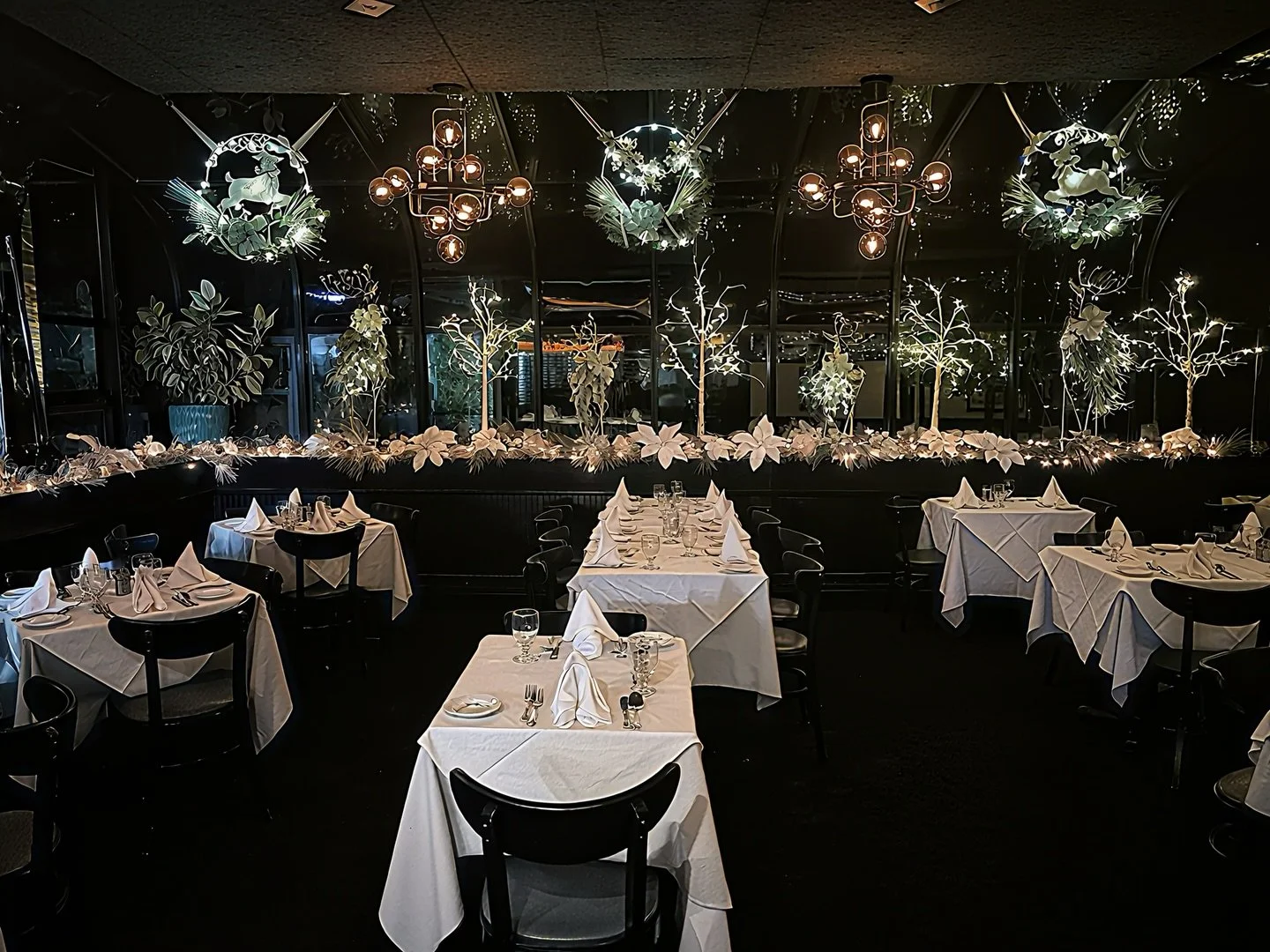 ✨ December is almost here&hellip; and so are the holiday parties! 
If you&rsquo;re planning a cozy, delicious, unforgettable Christmas gathering - Trattoria Vivolo has you covered.
Don&rsquo;t wait till the last minute. Secure your date, bring your p