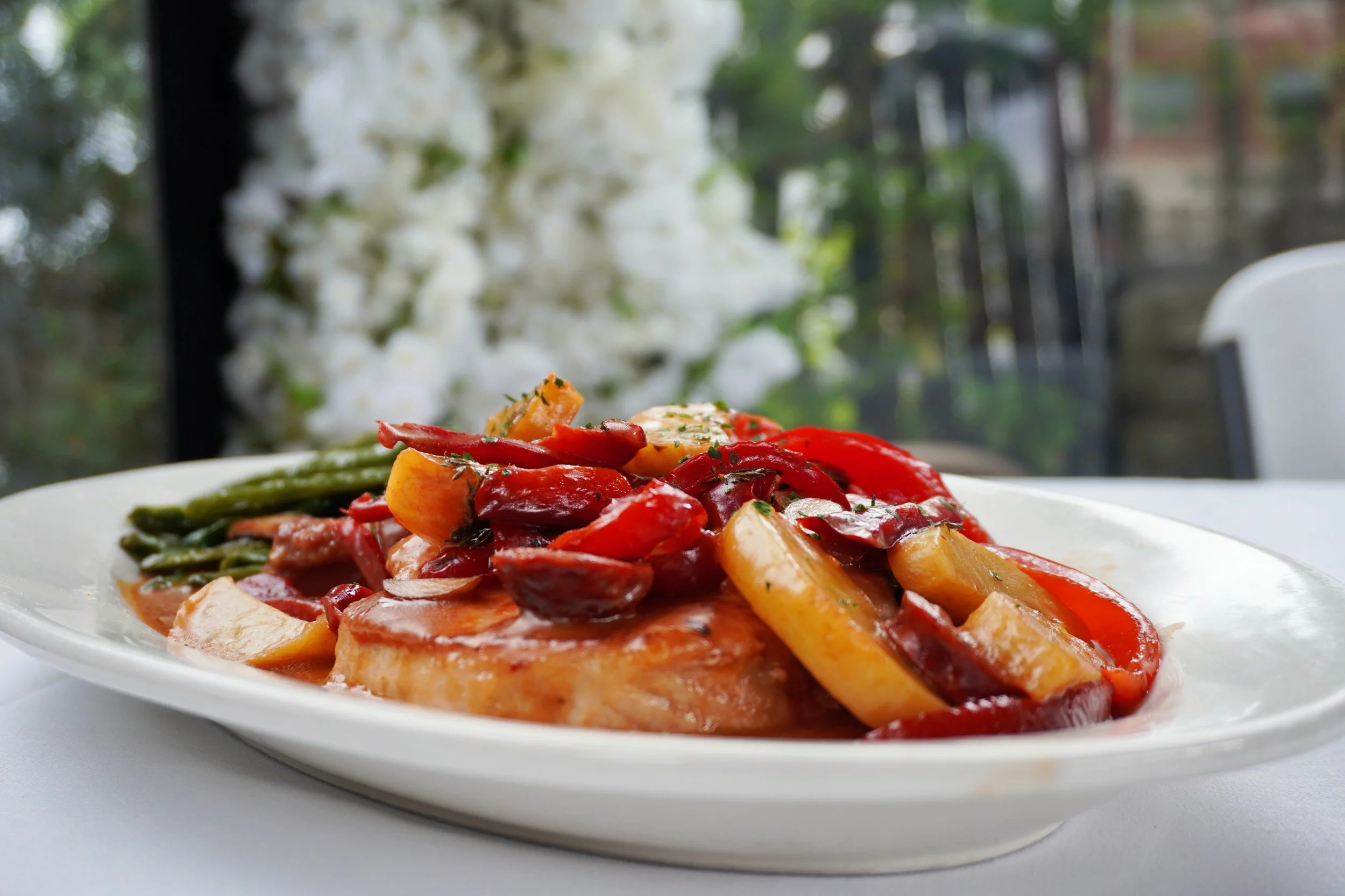 Costoletta di Maiale at Trattoria Vivolo is the kind of meal you dream about after one bite.

Juicy pork chops, hot sausage, crispy potatoes, vinegar peppers &amp; rosemary&hellip; all coming together in the most insane way possible. Easily one of th