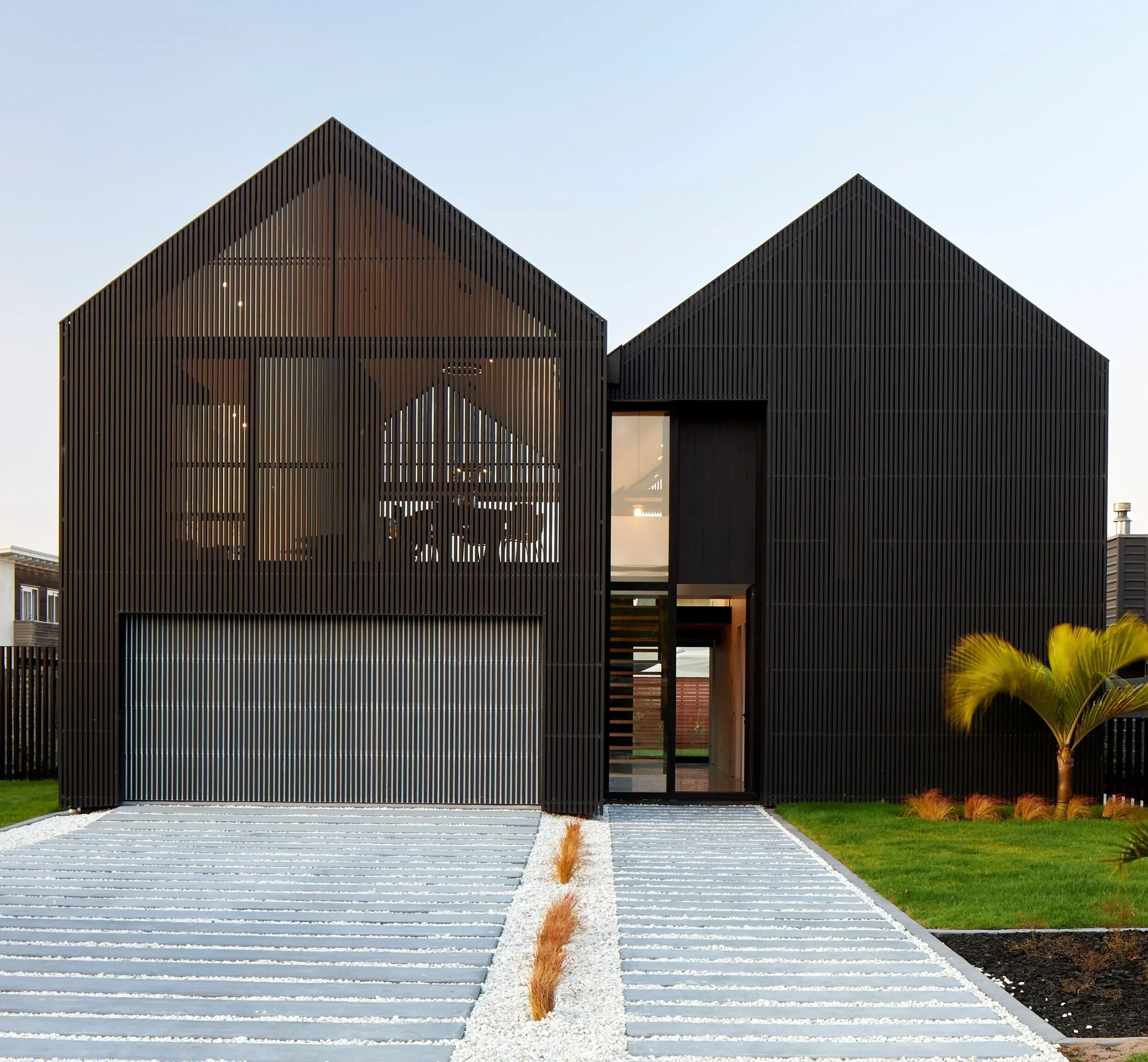 Atelier+Aitken+SW+Pro+Contemporary+Boatshed+Home+-+Minamalist+Scandanavian+Design+Front2+S.webp