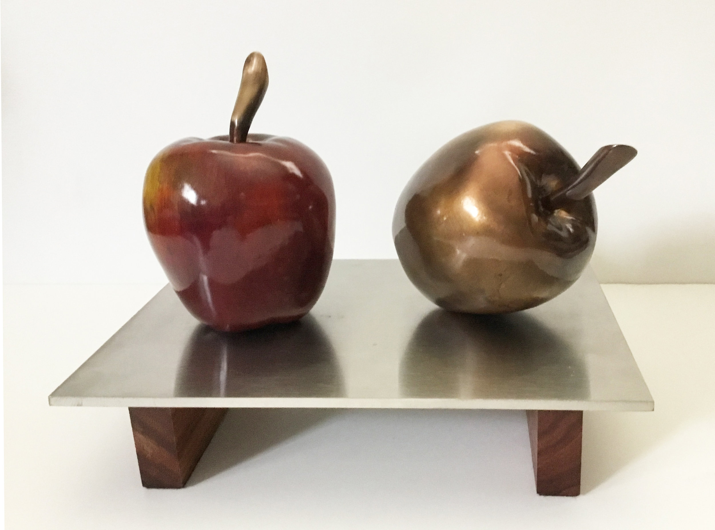VENDU - Pomme rouge et pomme bronze 10X7X7