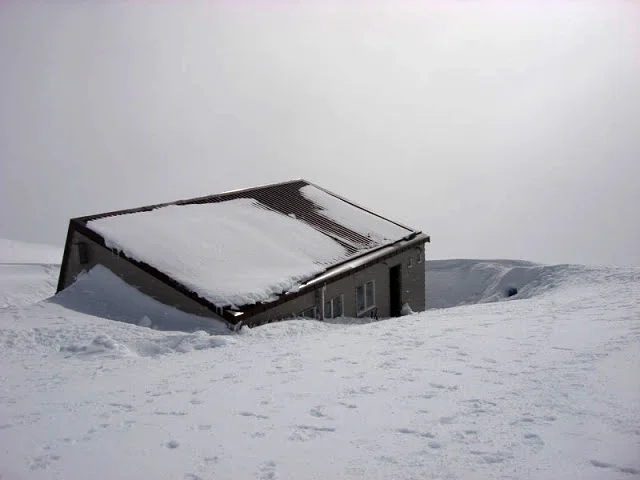 Ruapehu_hut.jpg