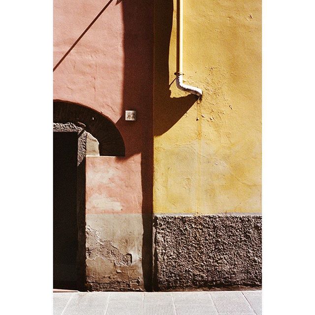 Pink wall yellow wall in Italy of course 🚗 photo by @thekateowen