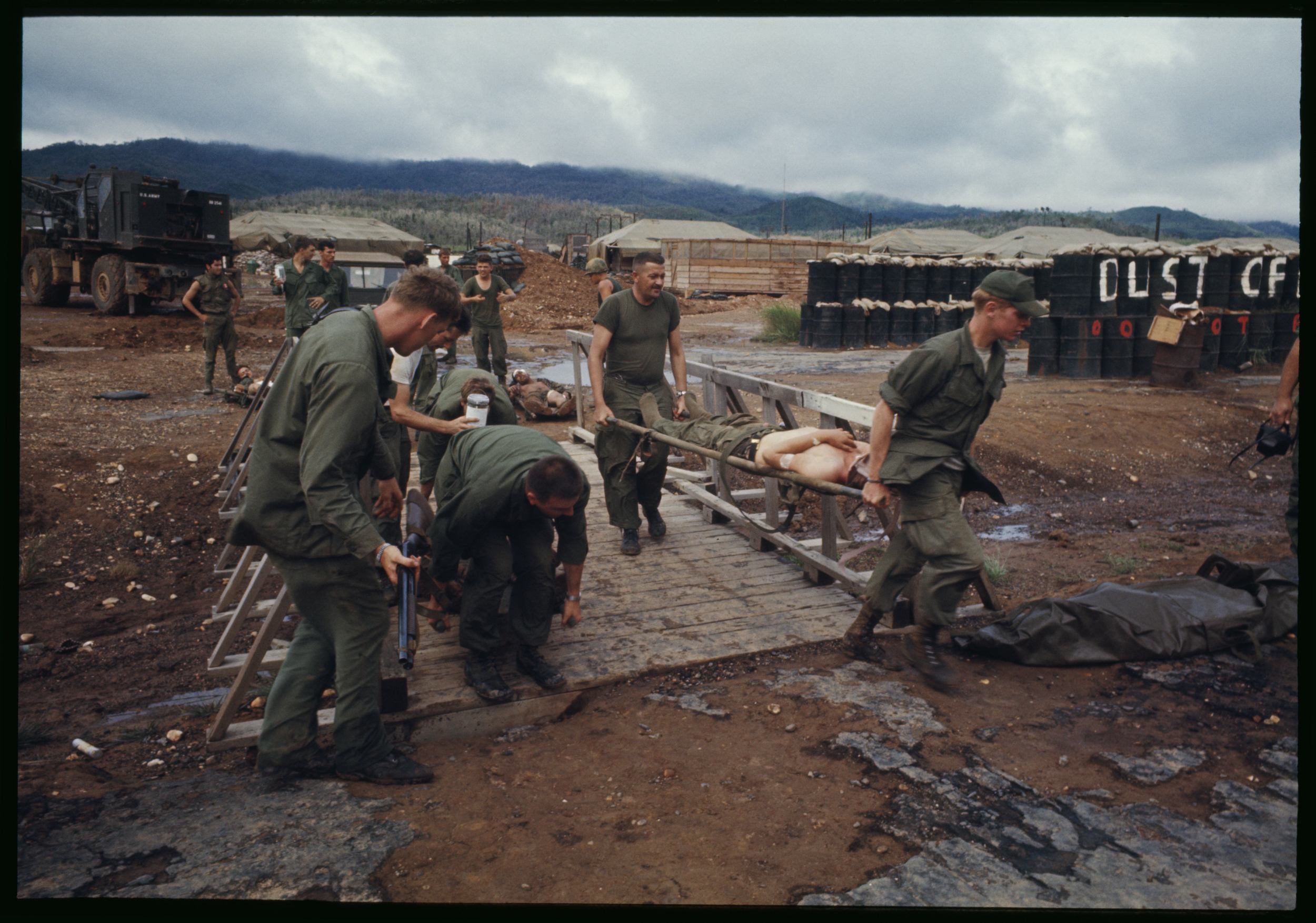 Carrying the wounded during the siege of dak To, 1969. Photo credit: Larry Burrows