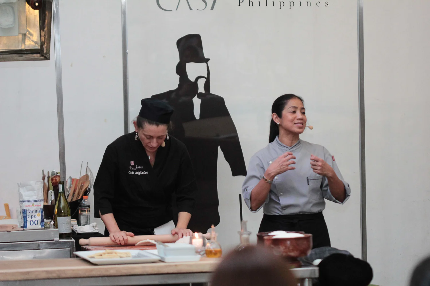 Carla Brigliadori demonstrates as Margarita Forés explains the process to the class.