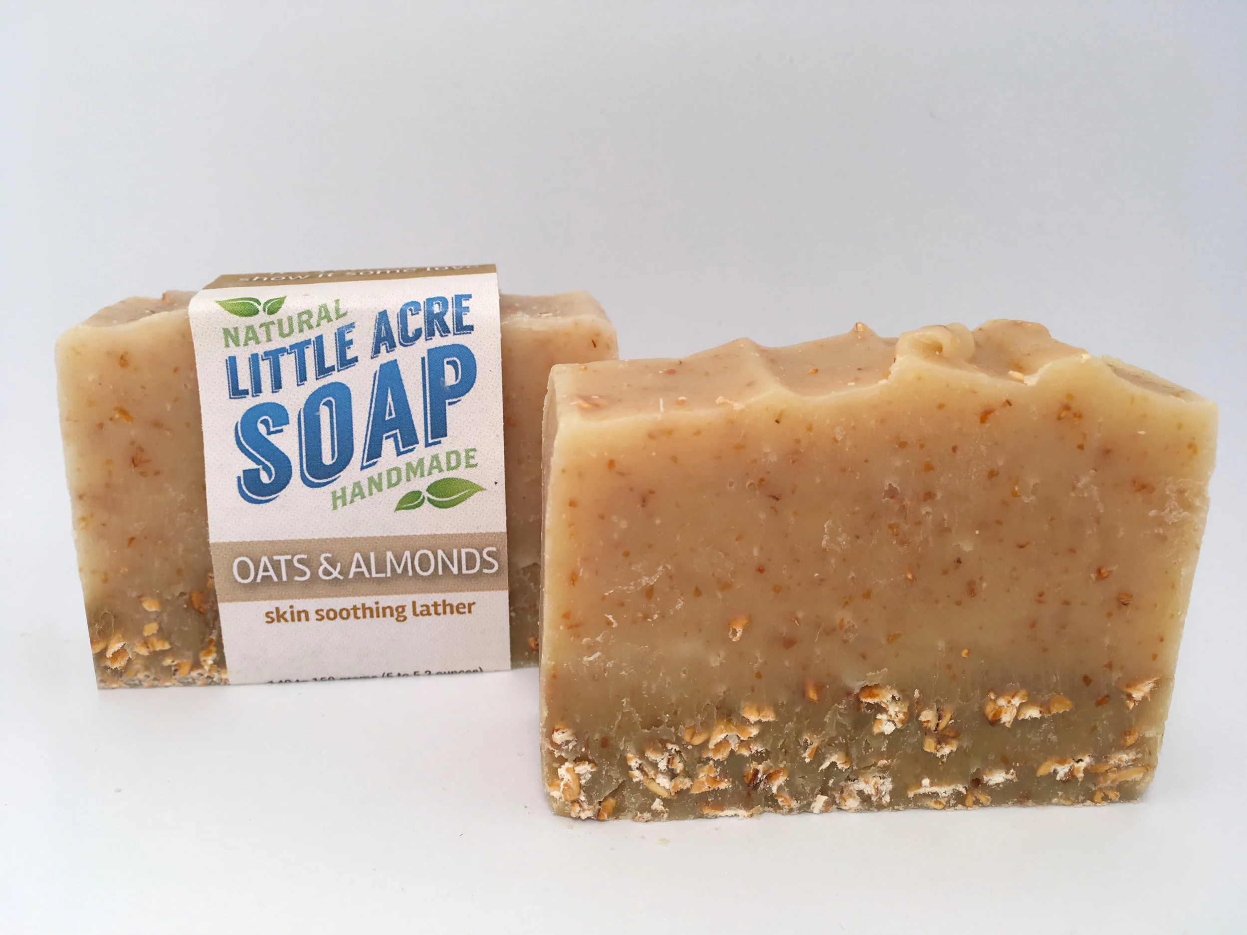 OATS & ALMONDS Soothe your skin with the added benefits of skin-soothing oats and almonds. Use with a washcloth or by working between your hands and then spreading the lather for extra sensitive skin, or rub the textured bar directly against your skin to exfoliate.