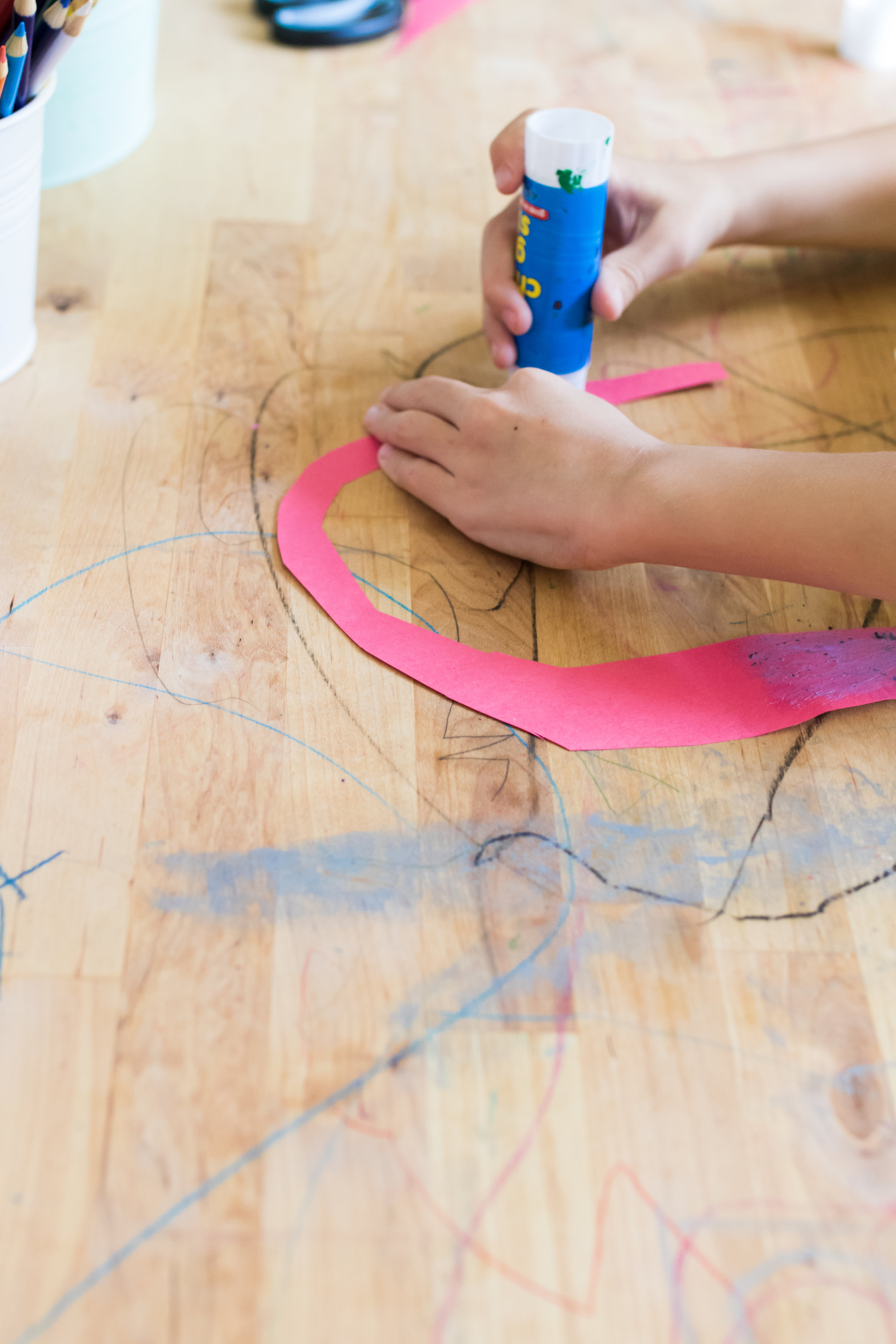 Ritter told me from the beginning that I would have to let the kids draw on the table. If not, apparently they will have psych disorders when they grow up... I have conceded, although I've been mad a few times... 