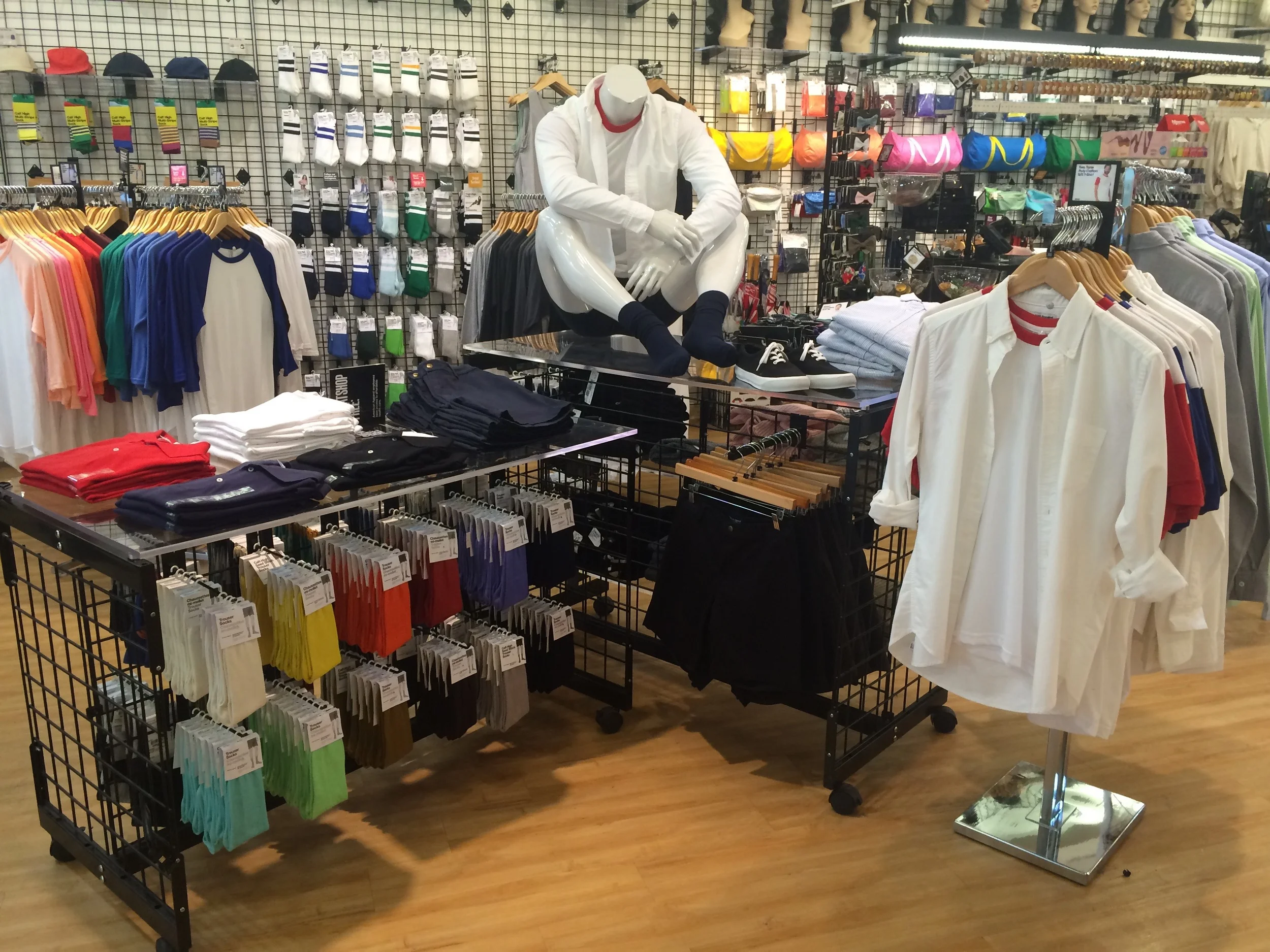 Men's table display for Summer 2015 Focus: Oxford shirts, Pique polos and socks