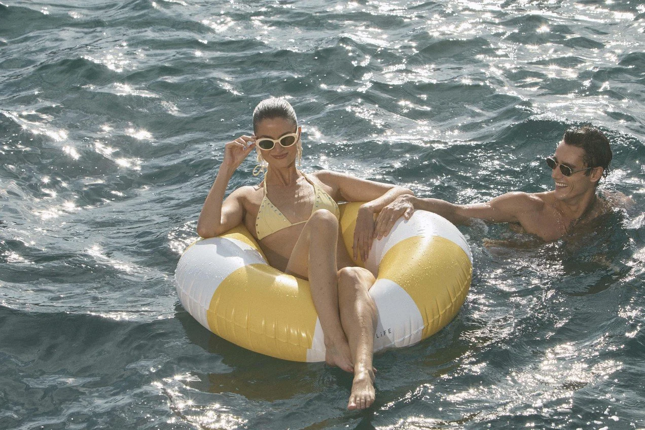 LeSpecs_Januar_Campaign_TOOTSIE + 2652307 MYTHIC 2652323.jpg