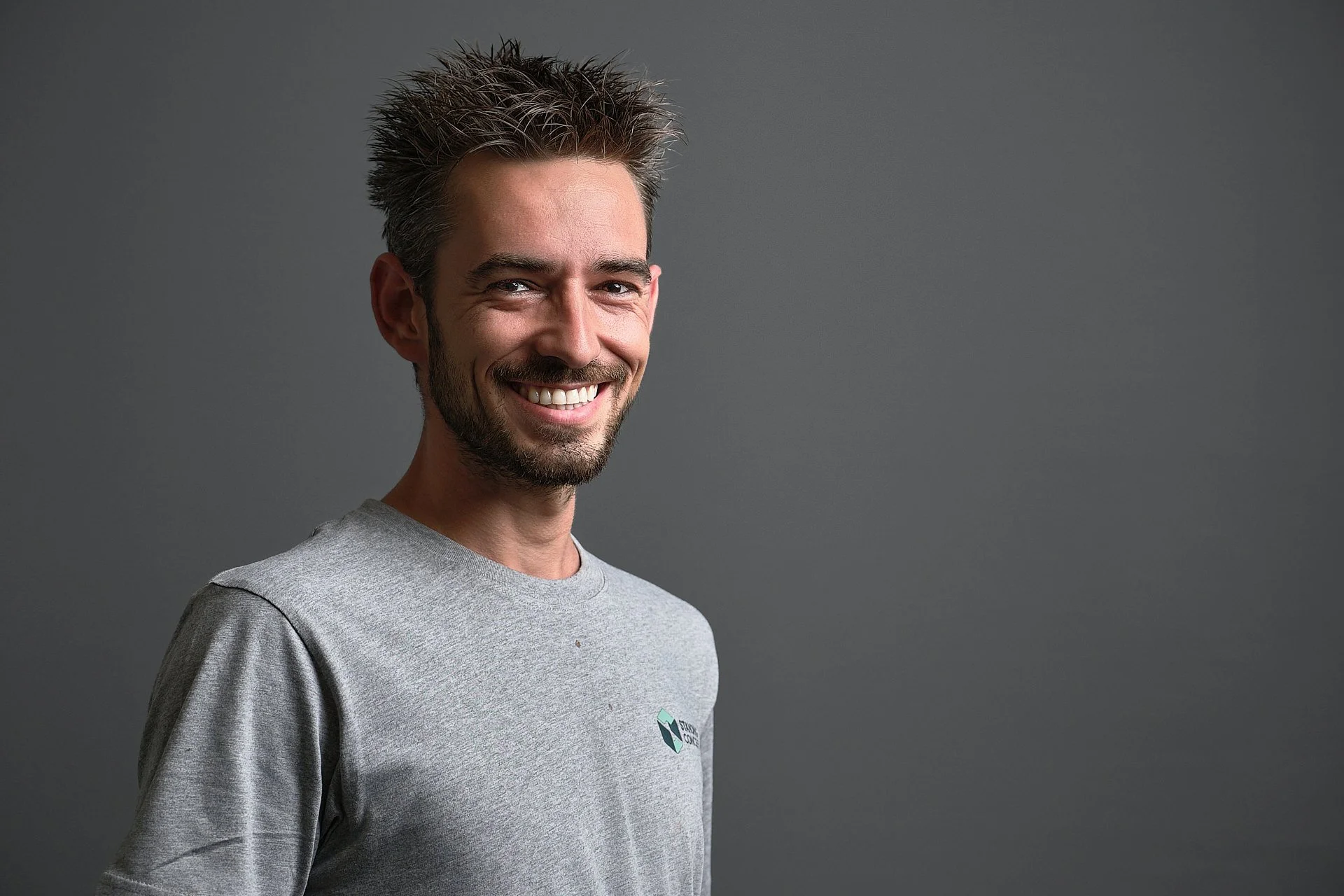 Alex-Harris-business-portrait-branding-photographer-Belgium-SBP-home-15-Standing-Concept-schrijnwerker-sm.jpg