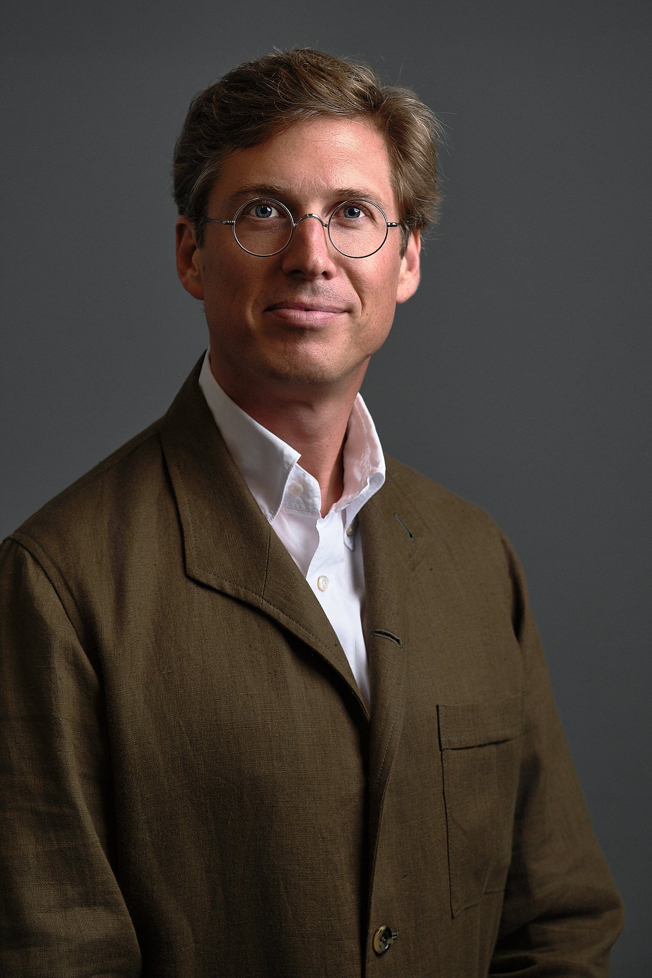 Alex-Harris-business-portrait-branding-photographer-Belgium-SBP-home-14-Standing-Concept-CEO-sm.jpg