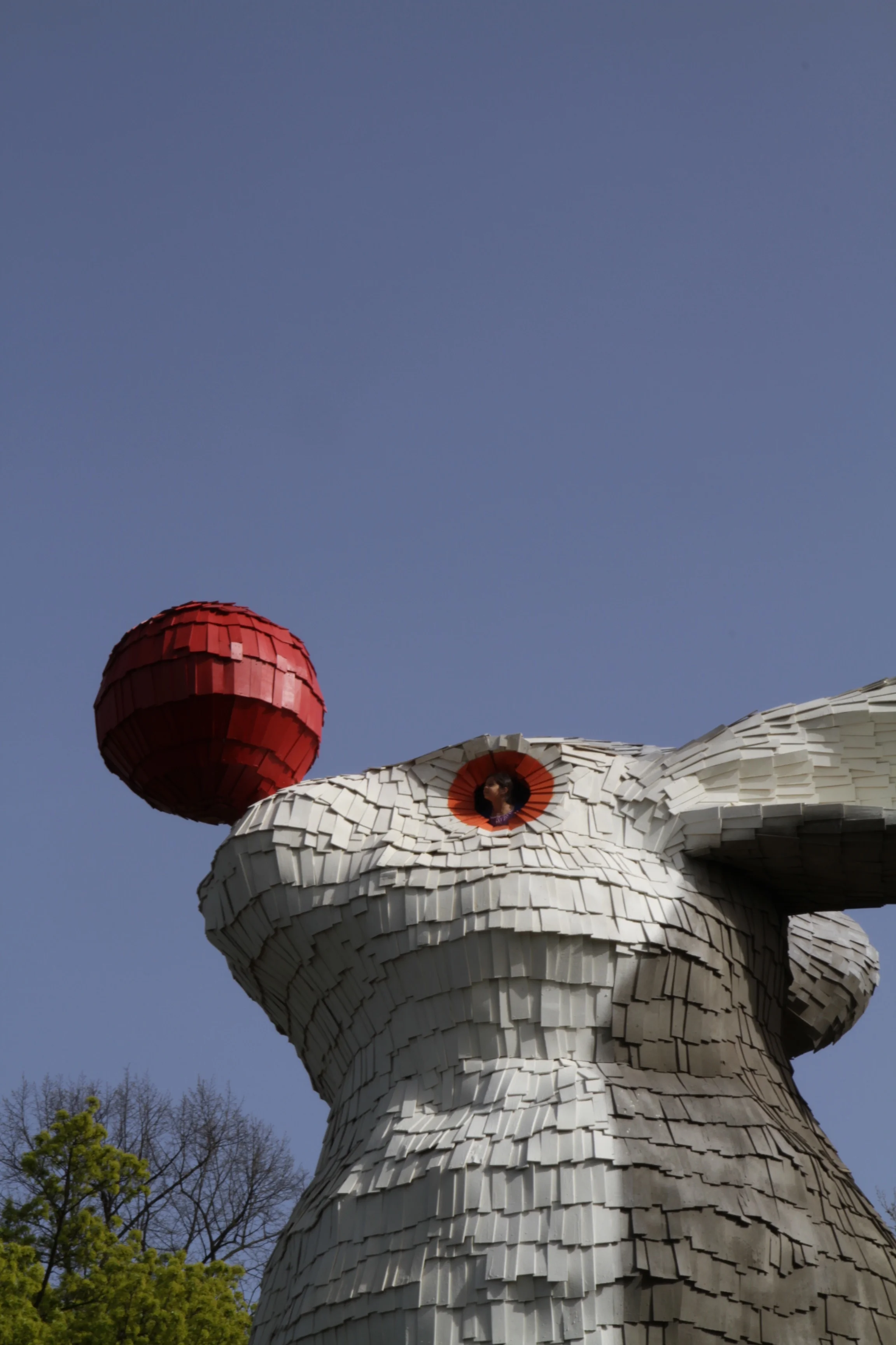 Florentijn Hofman - Uitkijkkonijn Florentijn Hofman realiseert kunstwerken in binnen en buitenland. Zijn beroemde ‘Rubber Duck’, een gigantische badeend, reist de hele wereld rond. Het tijdelijke kunstwerk ‘Uitkijkkonijn’, dat in opdracht van de gemeente Nijmegen specifiek voor het Valkhofpark werd ontworpen, is samen met Nijmeegse vrijwilligers opgebouwd.