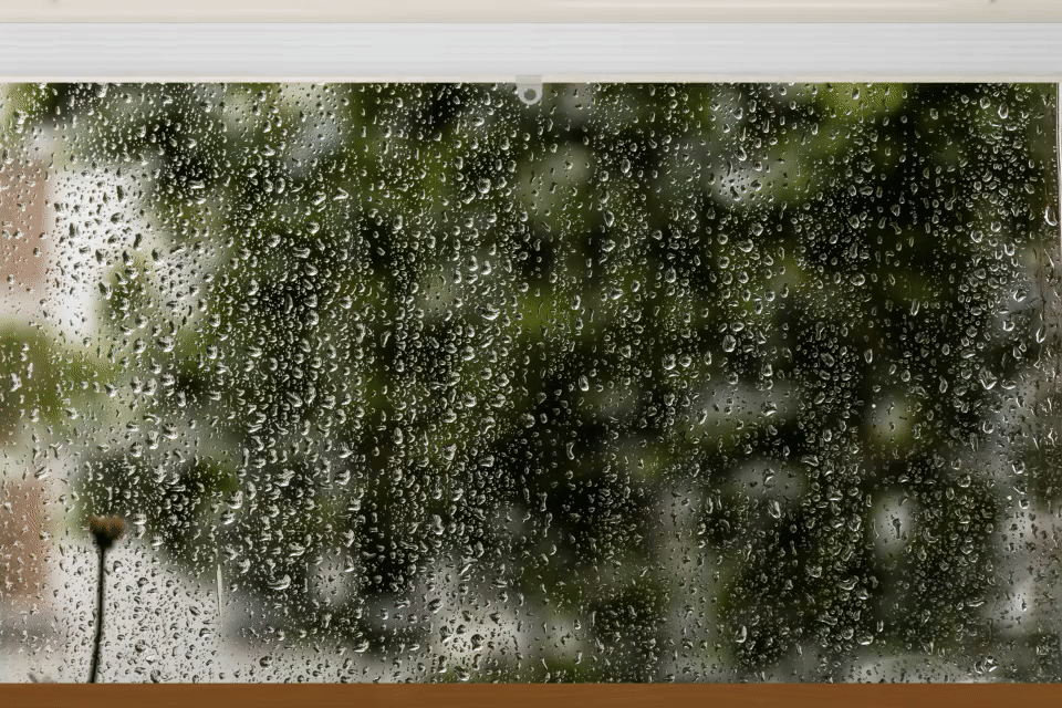 Did you know that window blinds help insulate rooms against heat loss? With our HOPPVALS window blind you can potentially save 22% energy compared to a window without curtain.
