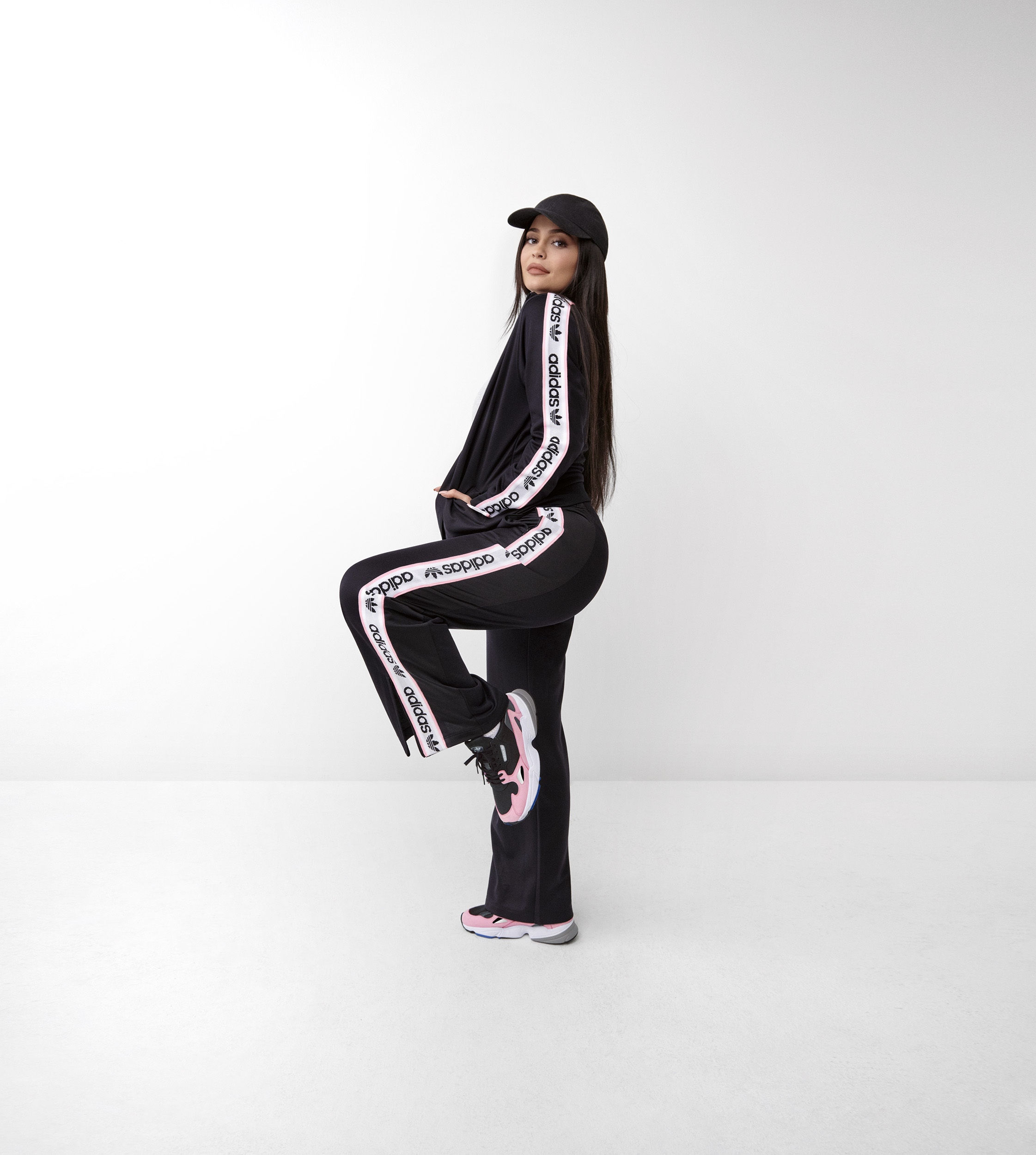 AdidasOriginal_FW18_Falcon_B28126_Look3_FullBody_0038_07.jpg