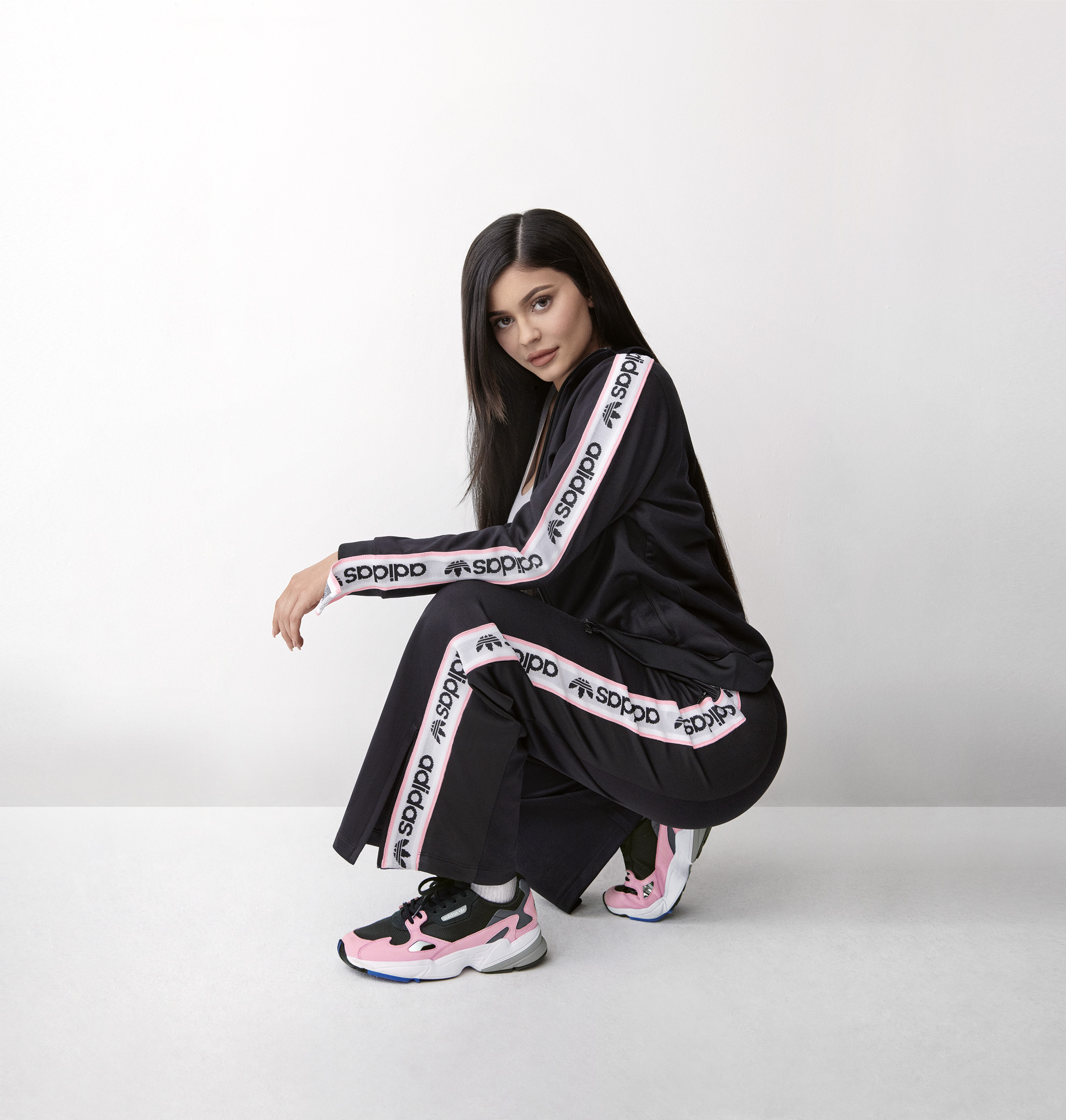 AdidasOriginal_FW18_Falcon_B28126_Look3_FullBody_0140_08.jpg