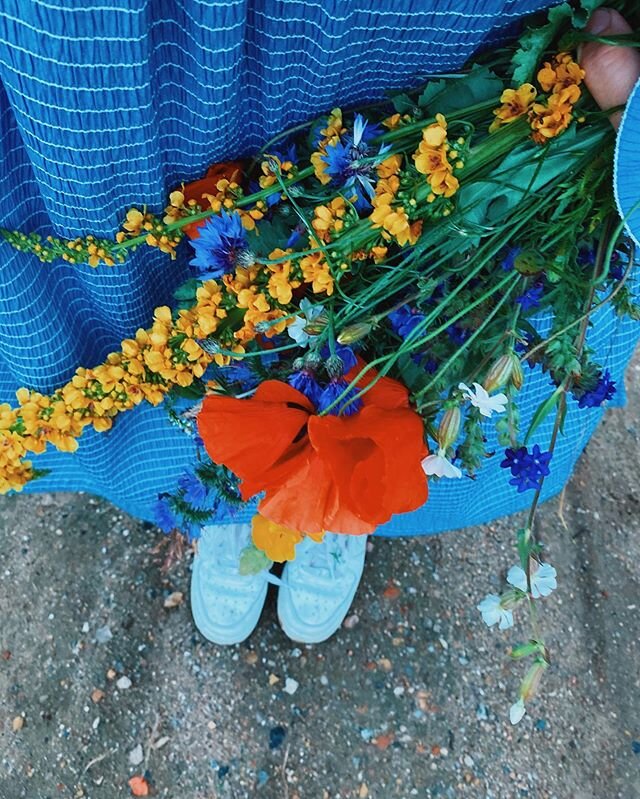 Midweek Midsummer Magic❤️💐🌈 Happy Wednesday☀️#thegirllikesflowers #farvefeed #colorsandotherstories