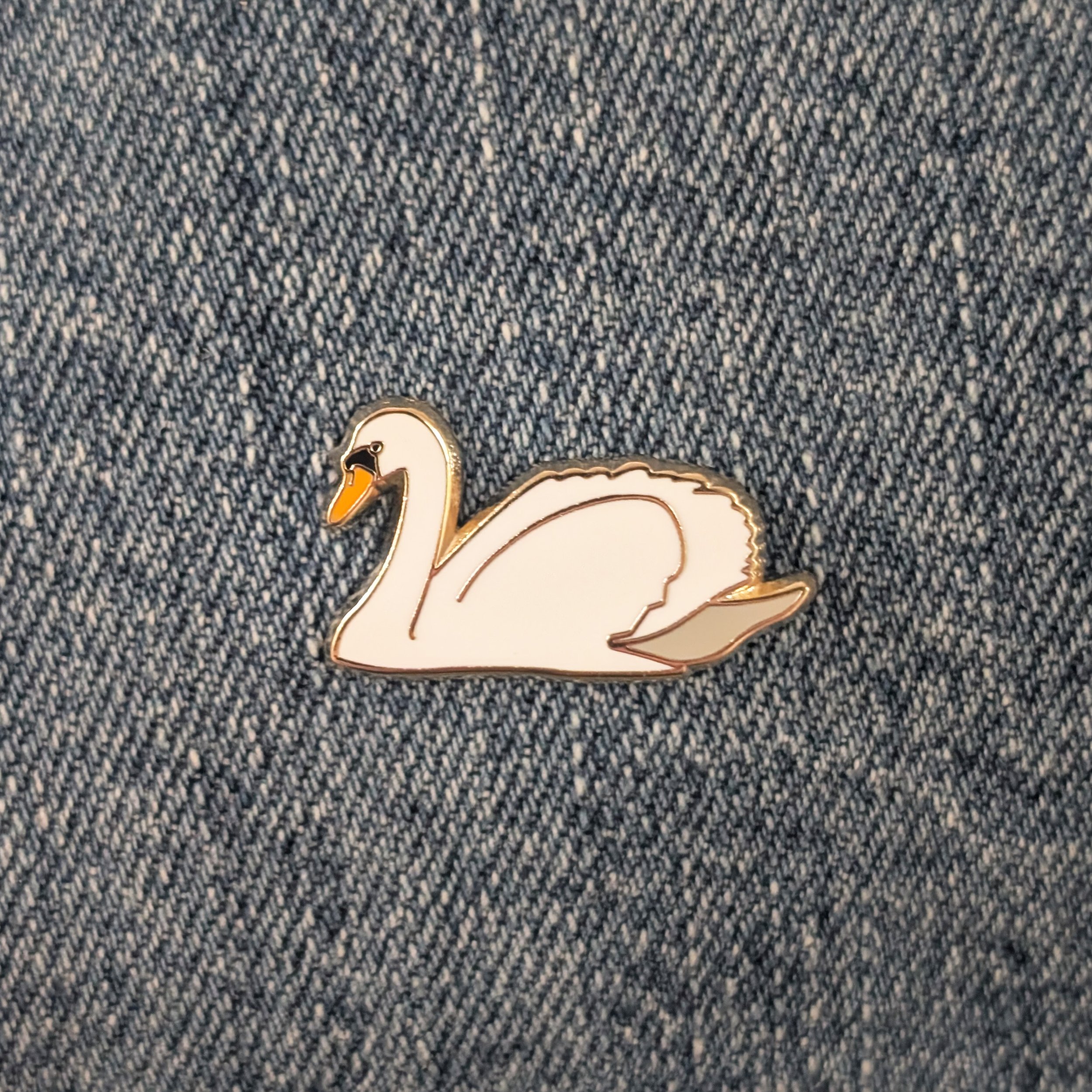 Mute Swan - Small Bird Pin