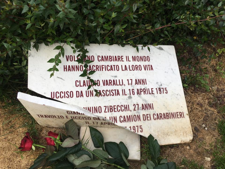 La lapide così come l'abbiamo trovata dopo le ore 20.00 del 22 maggio 