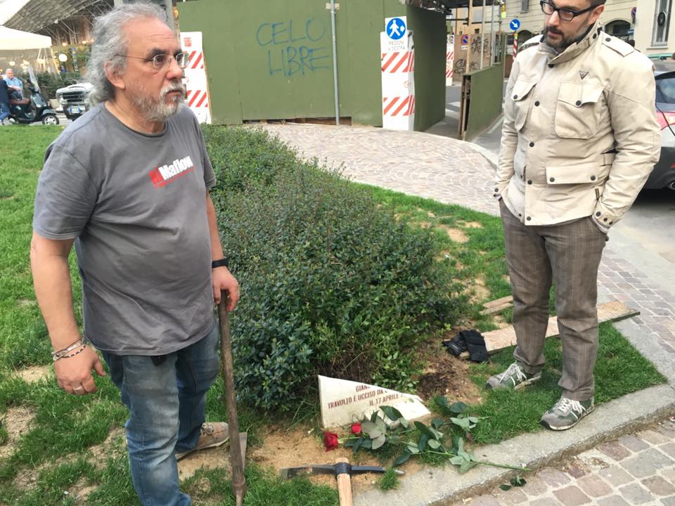 I lavoratori della RiMaflow, che avevano costruito la struttura di sostegno della lapide di Pinelli, si sono messi subito a disposizione, mettendo in sicurezza la lapide spaccata.
