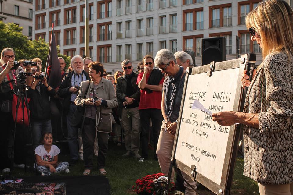 in piazza Fontana era in corso la posa della nuova lapide a Giuseppe Pinelli